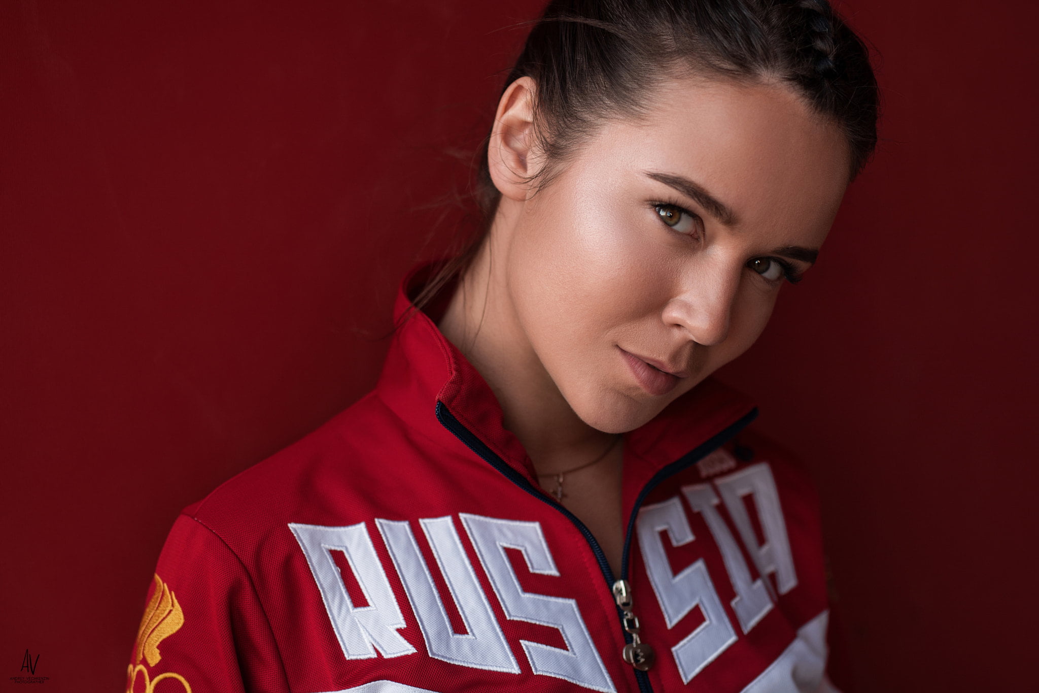 looking, women, text, red, headshot, body part, sports clothing, 1080P, colored background, sports uniform, sport, portrait, indoors, young adult, human face, HD Wallpaper