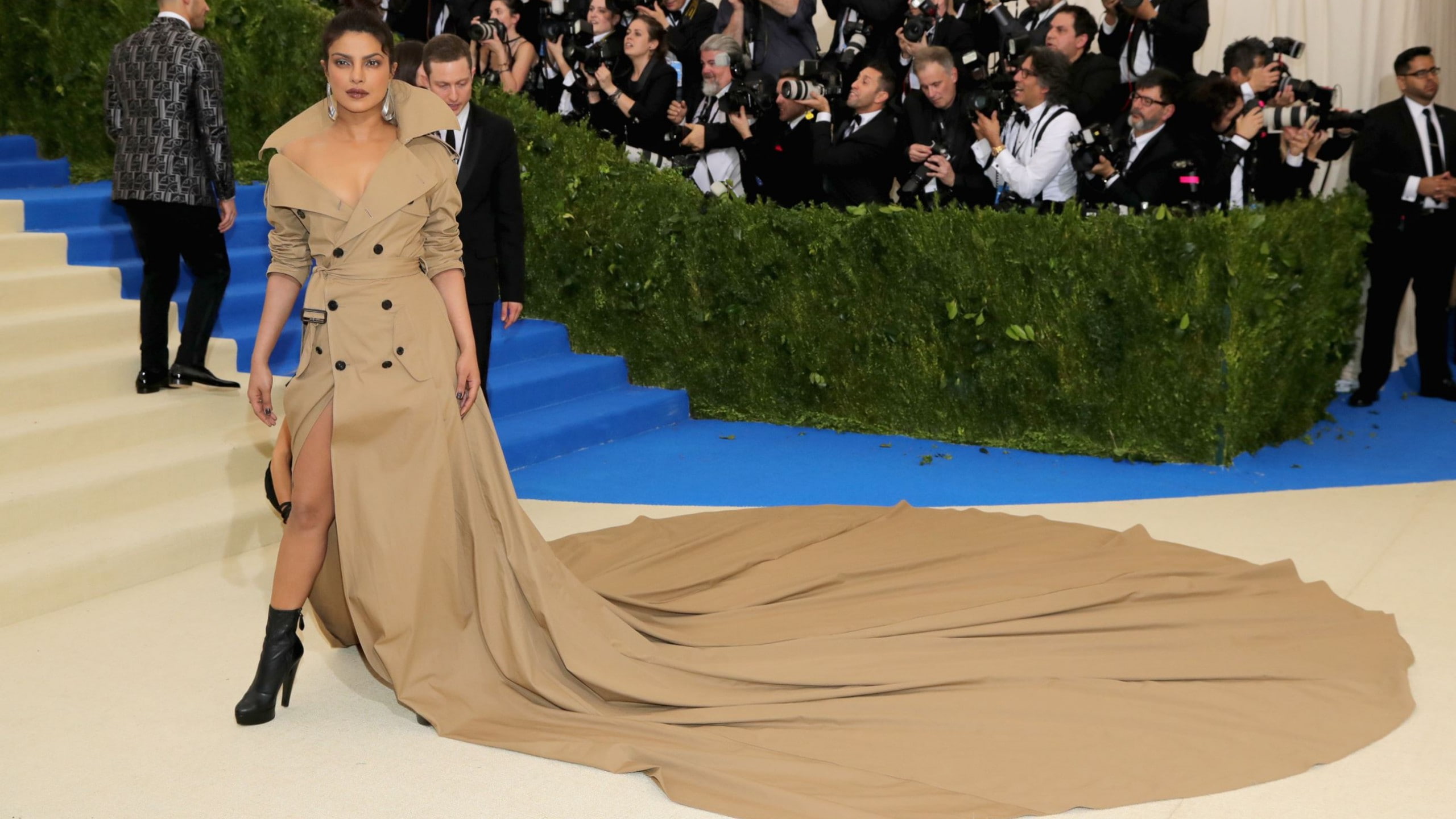 ferguson, red carpet, Priyanka Chopra, Met Gala 2017, 2K, dress, fergie, HD Wallpaper