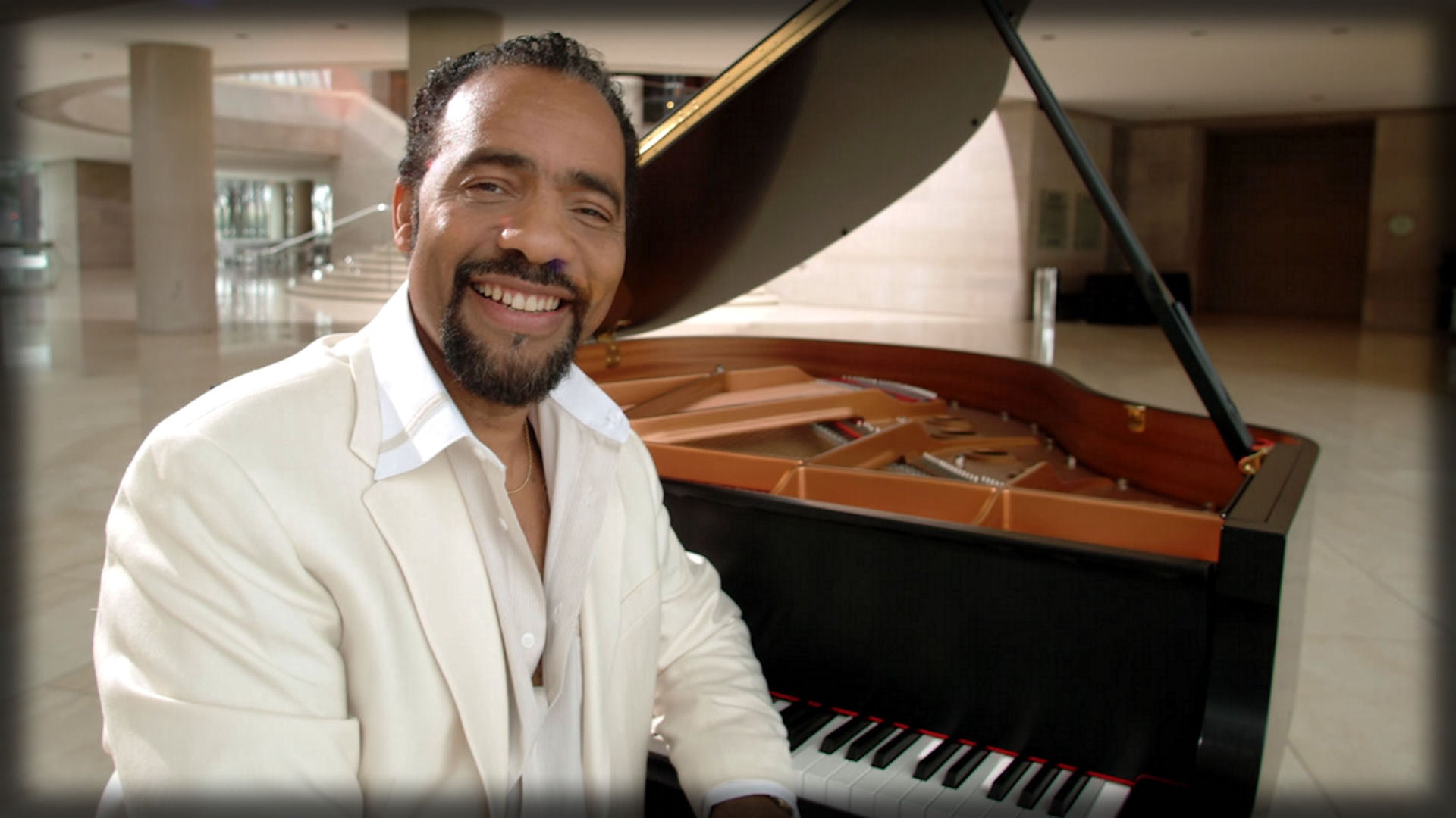 waist up, bobby lyle, performing Arts Event, one Man Only, smiling, musical Instrument, music, caucasian Ethnicity, cheerful, lifestyles, young Adult, sitting, HD Wallpaper