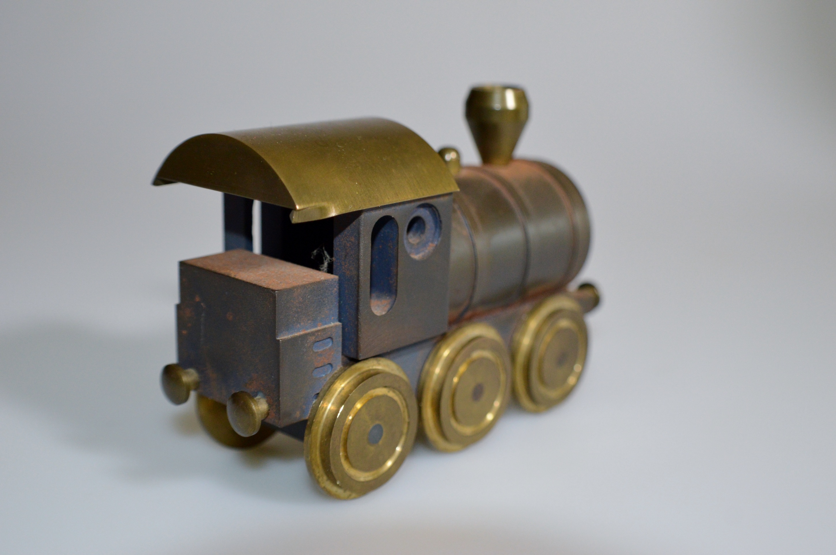 single object, locomotive, indoors, no people, finance, safety, studio shot, bankruptcy, cut out, object, brass, business, gray background, close-up, iron, HD Wallpaper