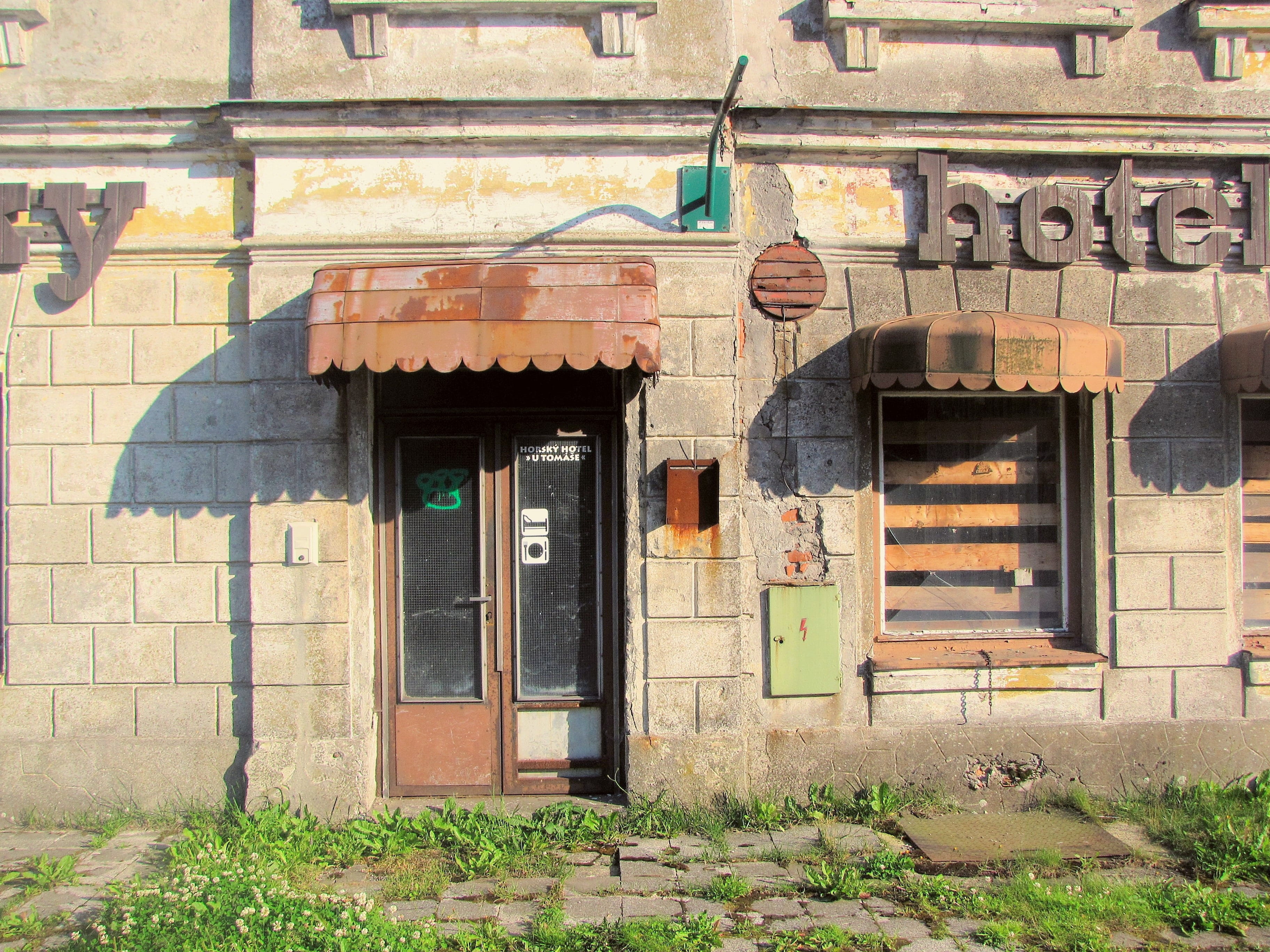 facade, building exterior, Hotel, no people, architecture, built structure, Expired, brick wall, 2K, abandoned, shade, destination, closed, rust-rust, HD Wallpaper