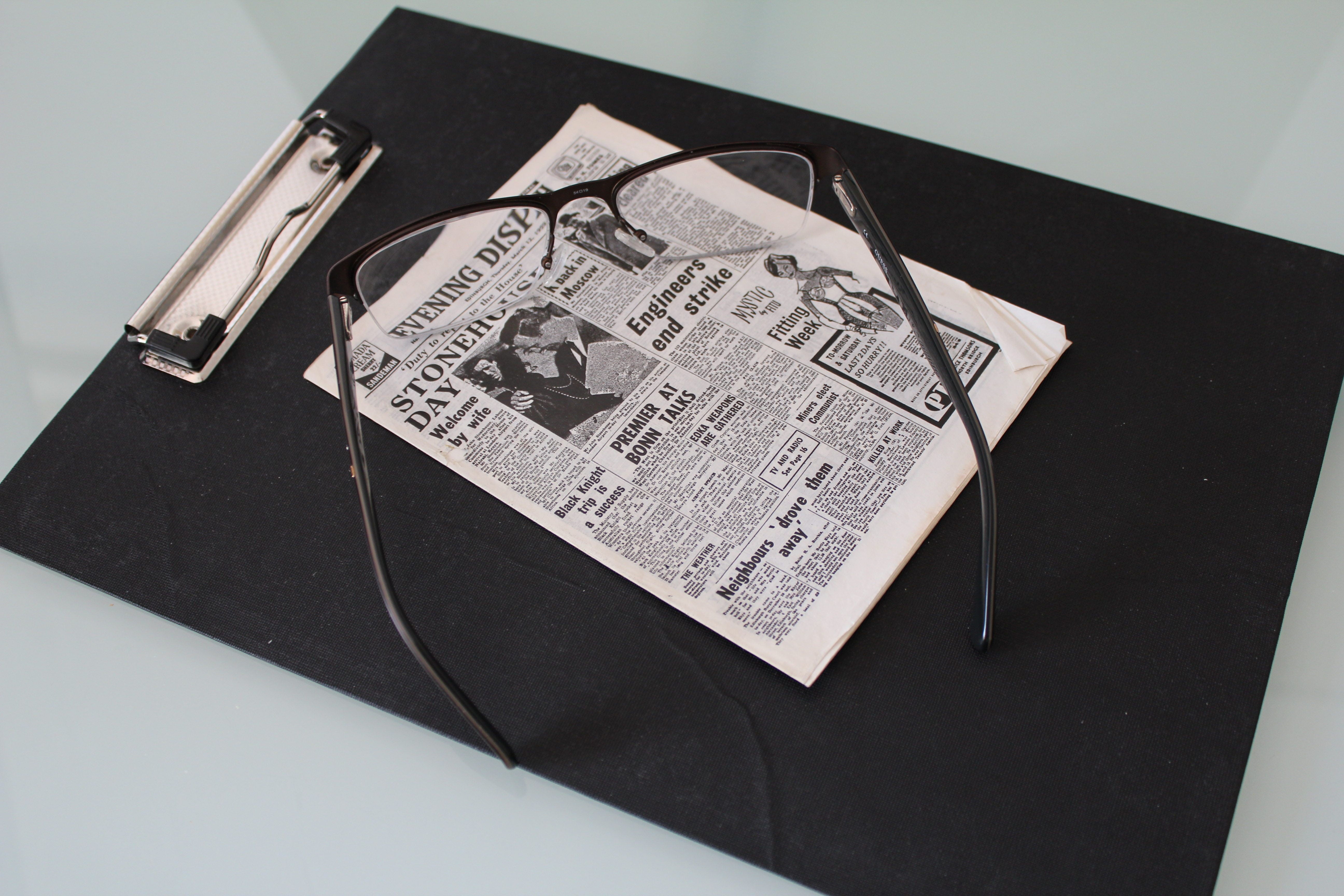 vintage, still life, debt, media, reading, small, paper, business, mini, success, finance, specs, consumerism, bankruptcy, communication, two objects, news, HD Wallpaper