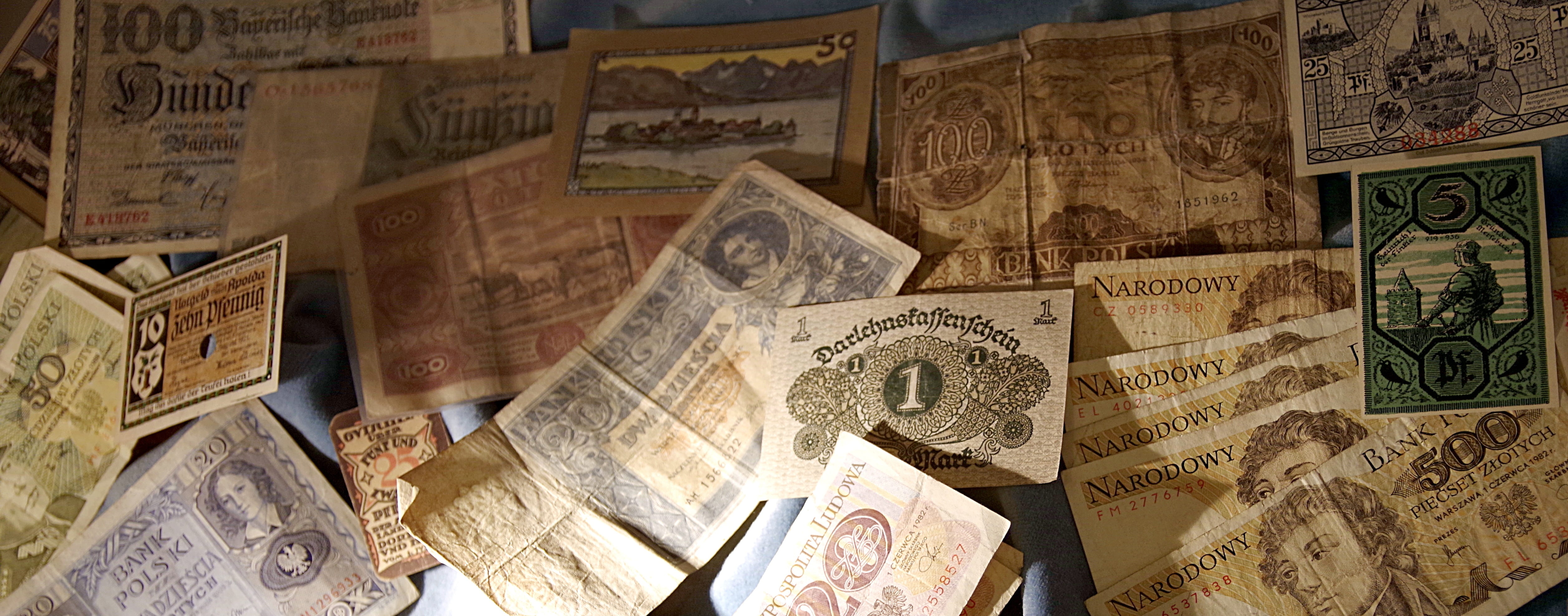 creased, pay, choice, means of payment, indoors, old, euro banknotes, large group of objects, communication, business, full frame, global communications, HD Wallpaper