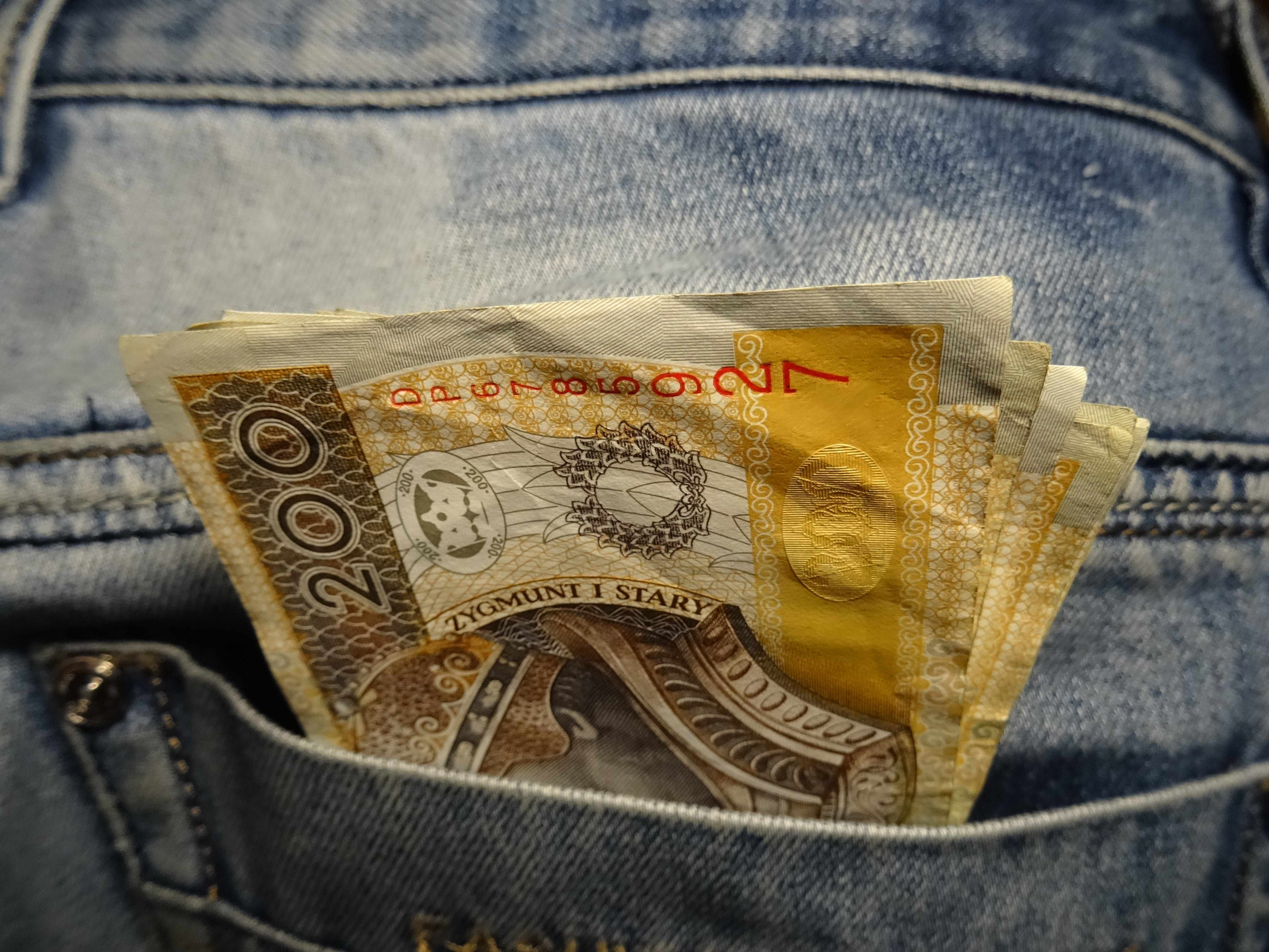 close-up, golden, finance, pay, 5K, casual clothing, Safe, Payment, wealth, wallet, denim, gold colored, Currency, indoors, business, euro banknotes, paper currency, HD Wallpaper