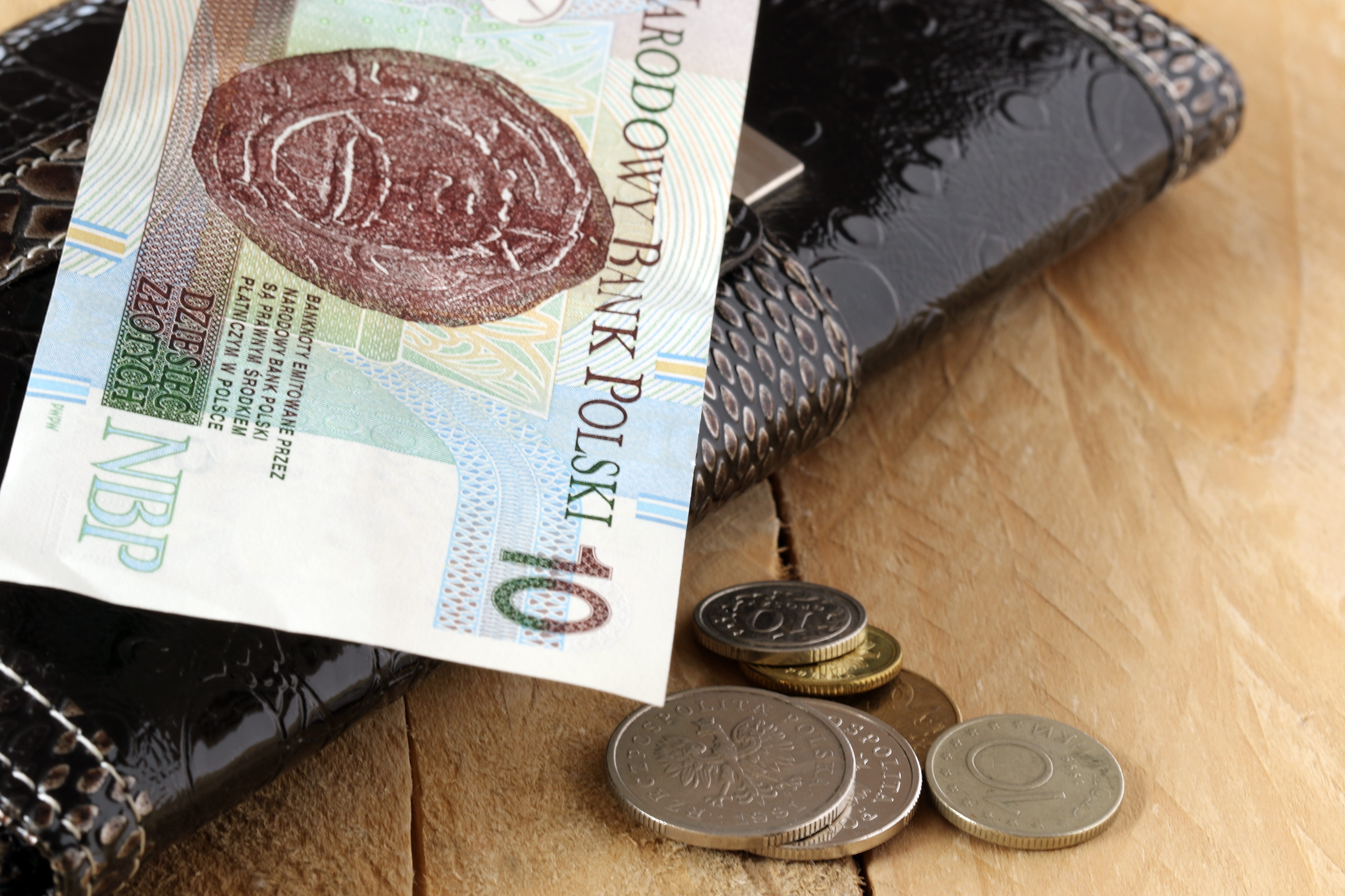 economy, golden, paper currency, home finances, dime, close-up, number, table, savings, high angle view, wallet, no people, polish banknotes, business finance and industry, HD Wallpaper