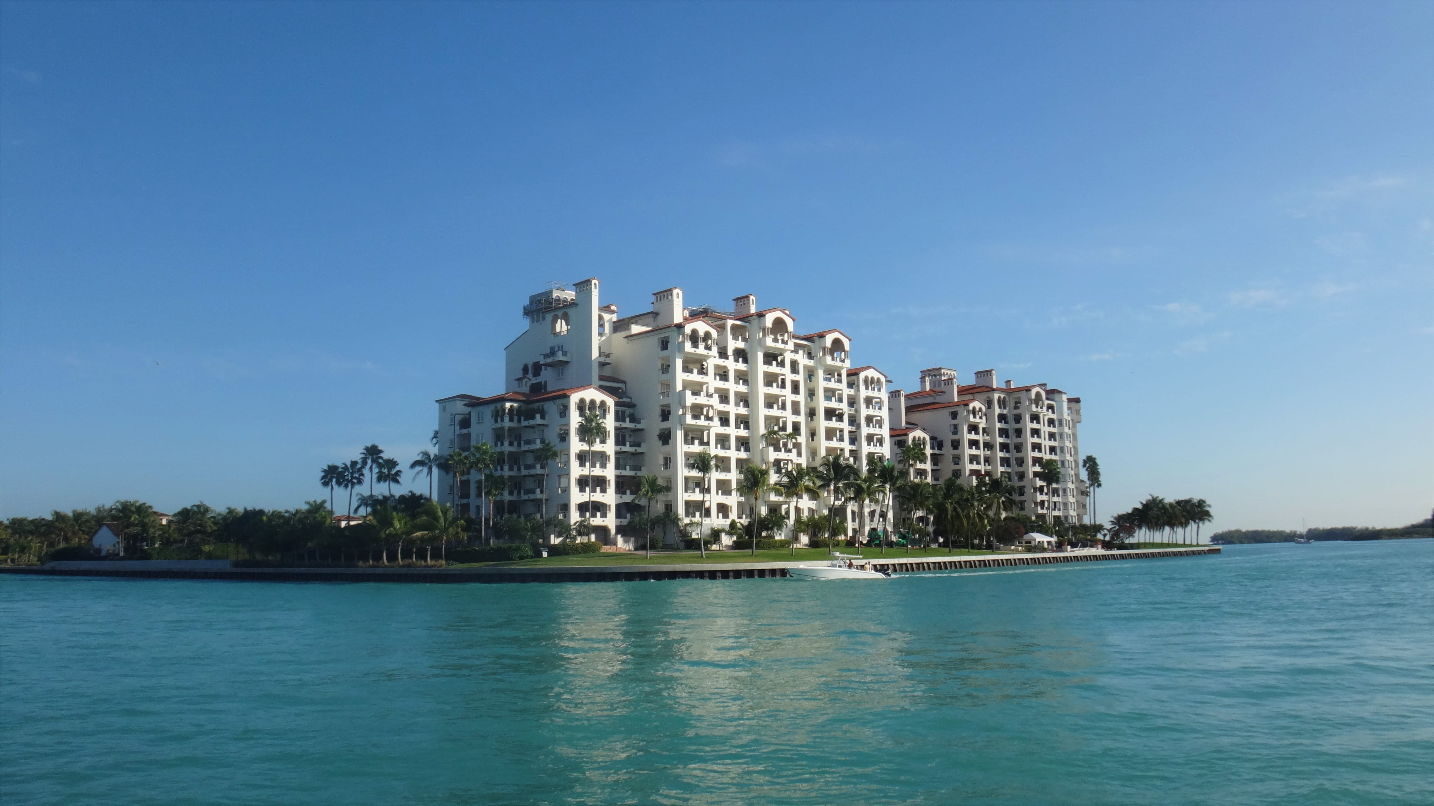 ocean, condos, blue, day, tree, wealthy, waterfront, outdoors, 4K, no people, building, beach, water, island, nature, timeshare, united states, exclusive, HD Wallpaper