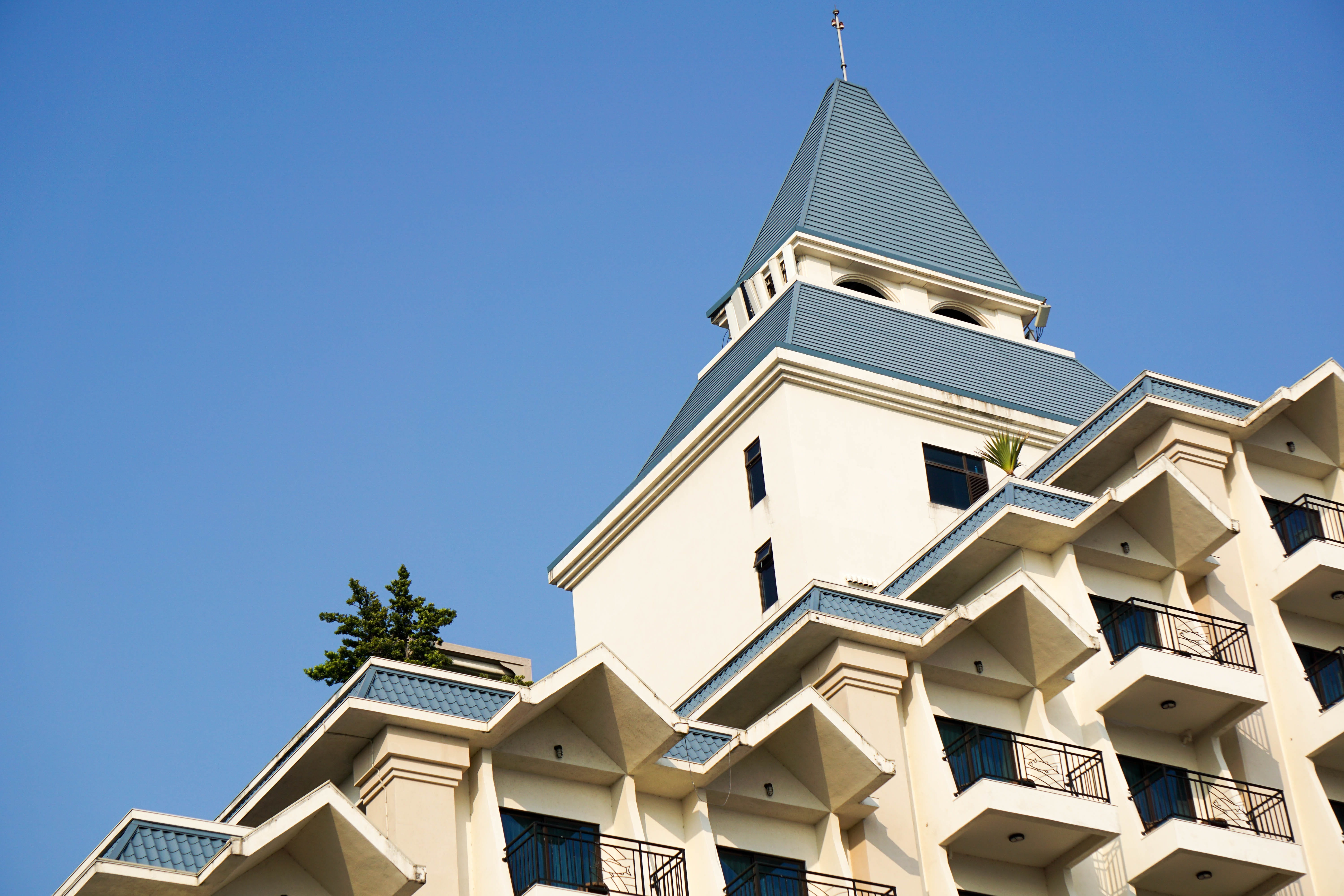 clear, sunny, blue, building, light, cathedral, rich, condo, outdoors, large house, cool, sunlight, house, spire, building exterior, religion, bright, city, HD Wallpaper