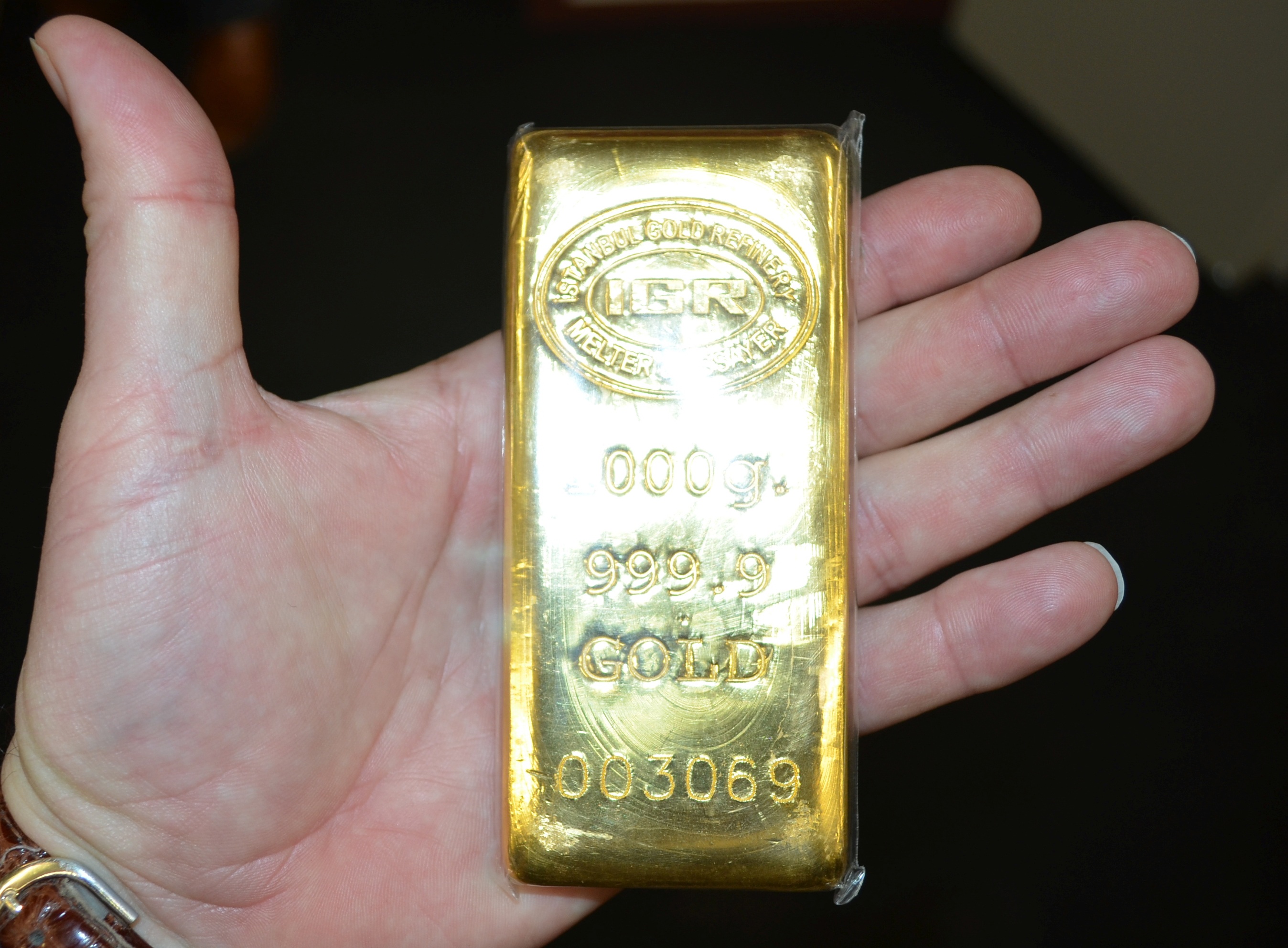 gold colored, unrecognizable person, close-up, golden, business, ingot, wealth, human body part, body part, hand, finance, holding, bullion, luxury, indoors, HD Wallpaper