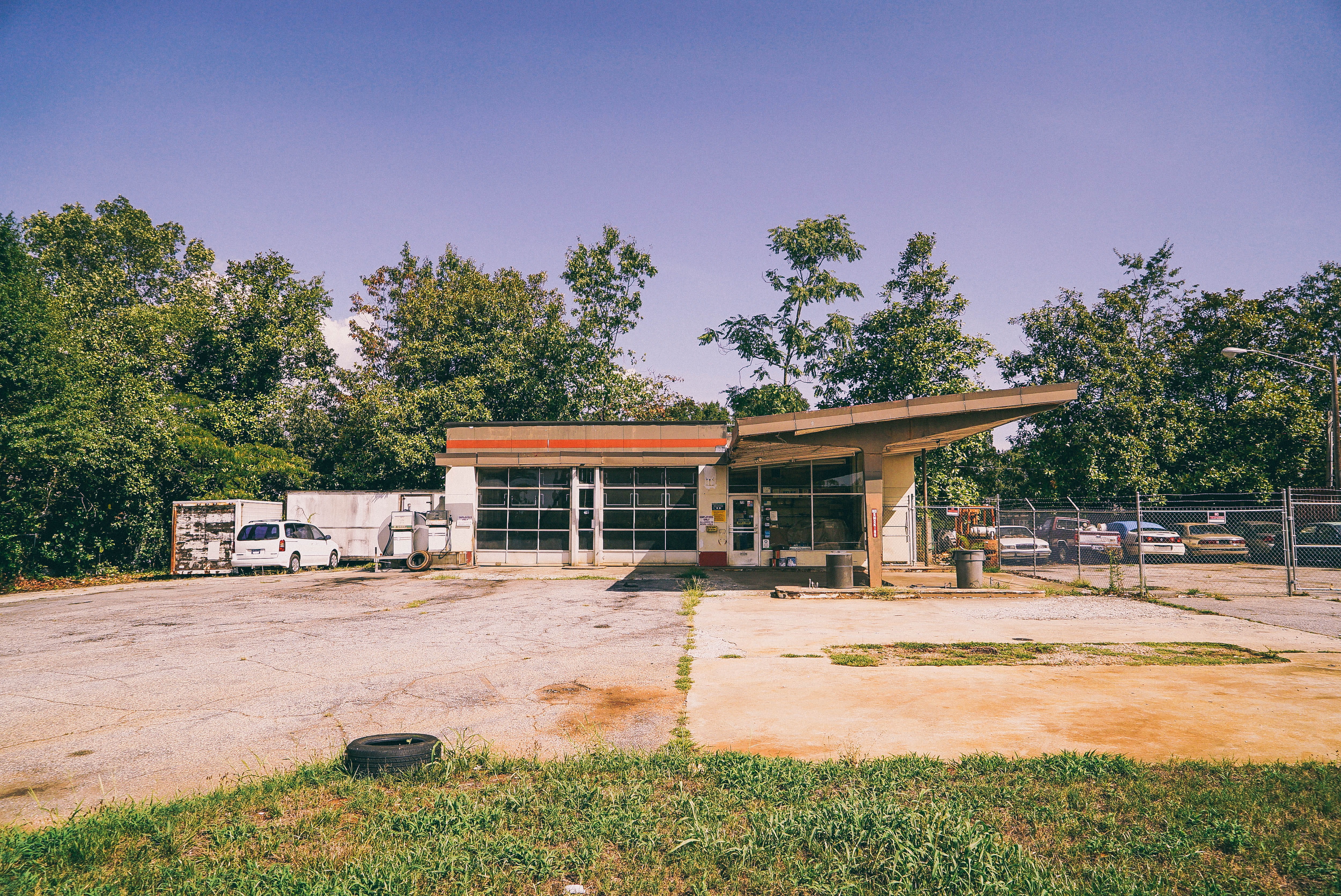 industry, nature, grass, 50, 60, building exterior, broke down, landscape, south carolina, house, architecture, derelict, tree, outdoors, rural scene, gas station, HD Wallpaper