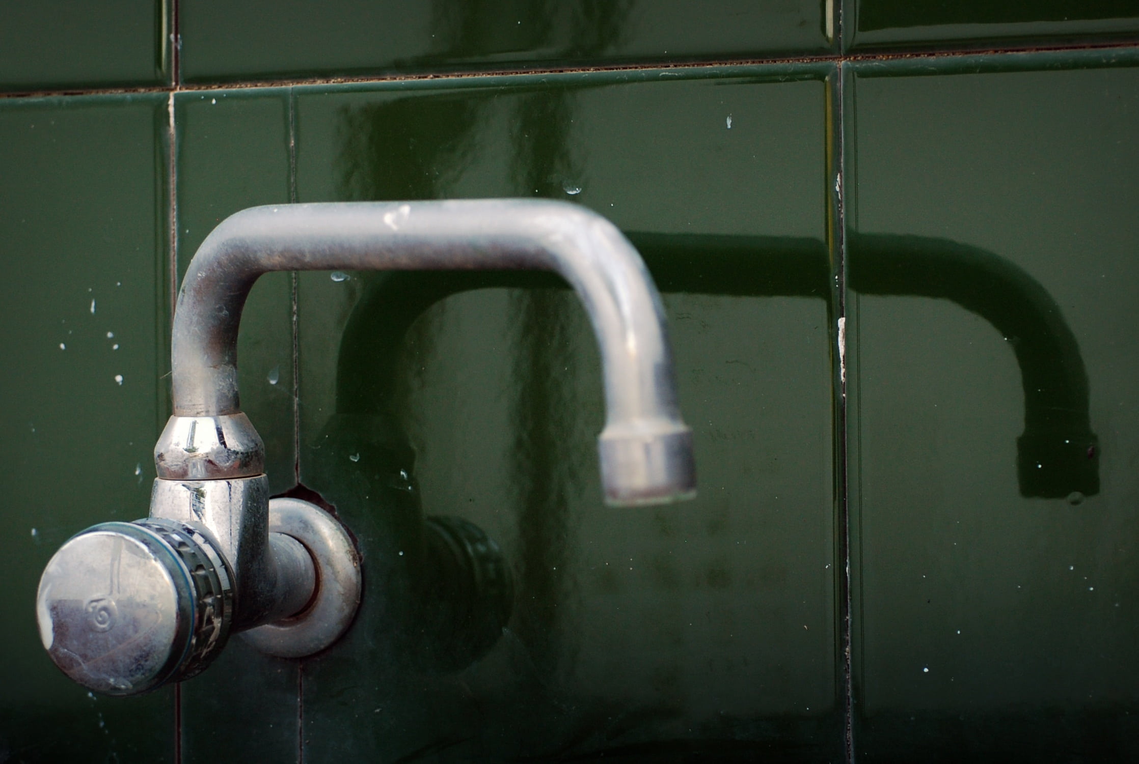 flow, tap, brightness, clean, security, day, handle, old, pipe - tube, metal, indoors, dirt, agüera, ruins, focus on foreground, pipeline, spent, water, HD Wallpaper
