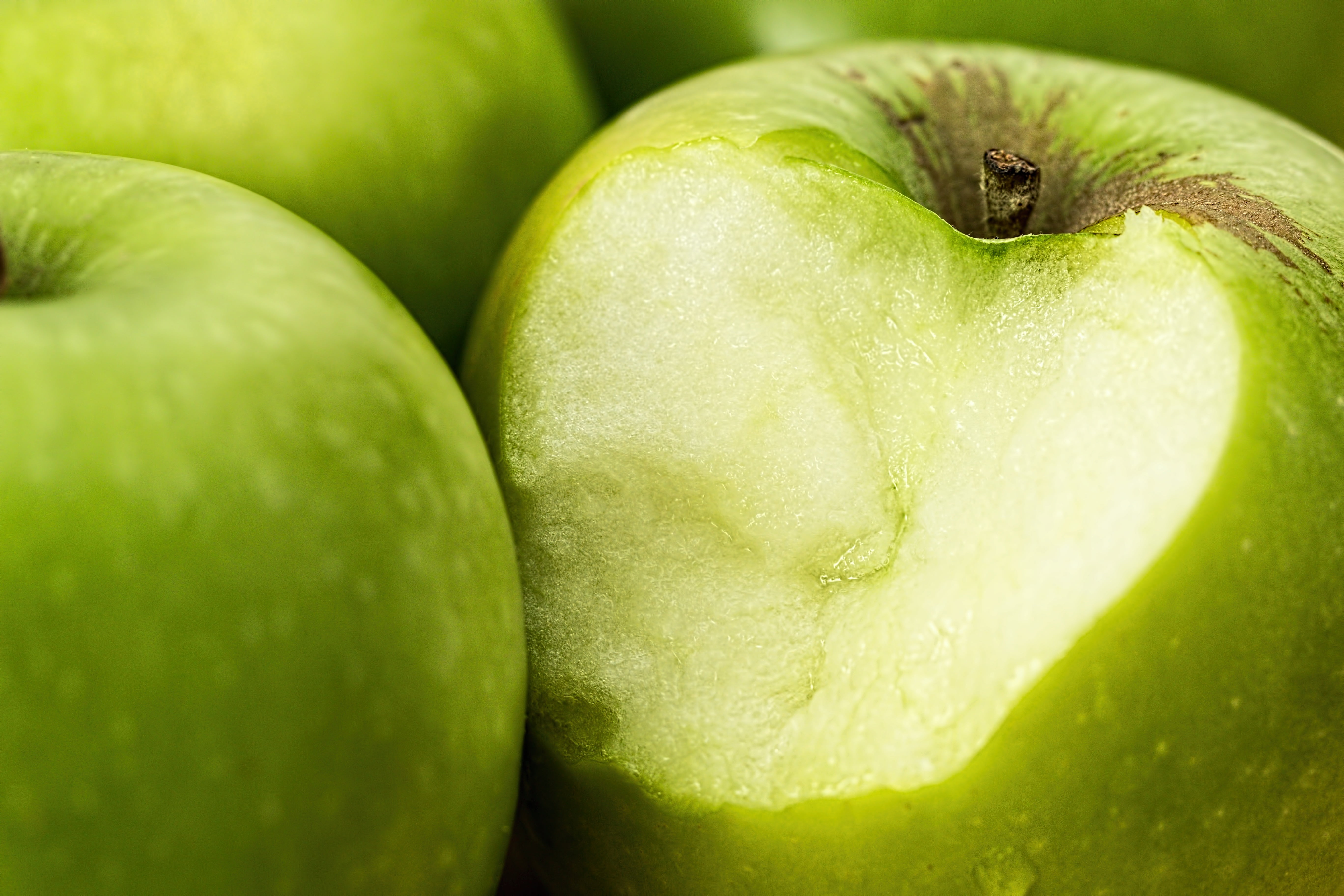 ripe, organic, dieting, cross section, gourmet, green Color, apple - Fruit, slice, no People, apple, 5K, vegetarian Food, granny Smith Apple, green, indoors, HD Wallpaper