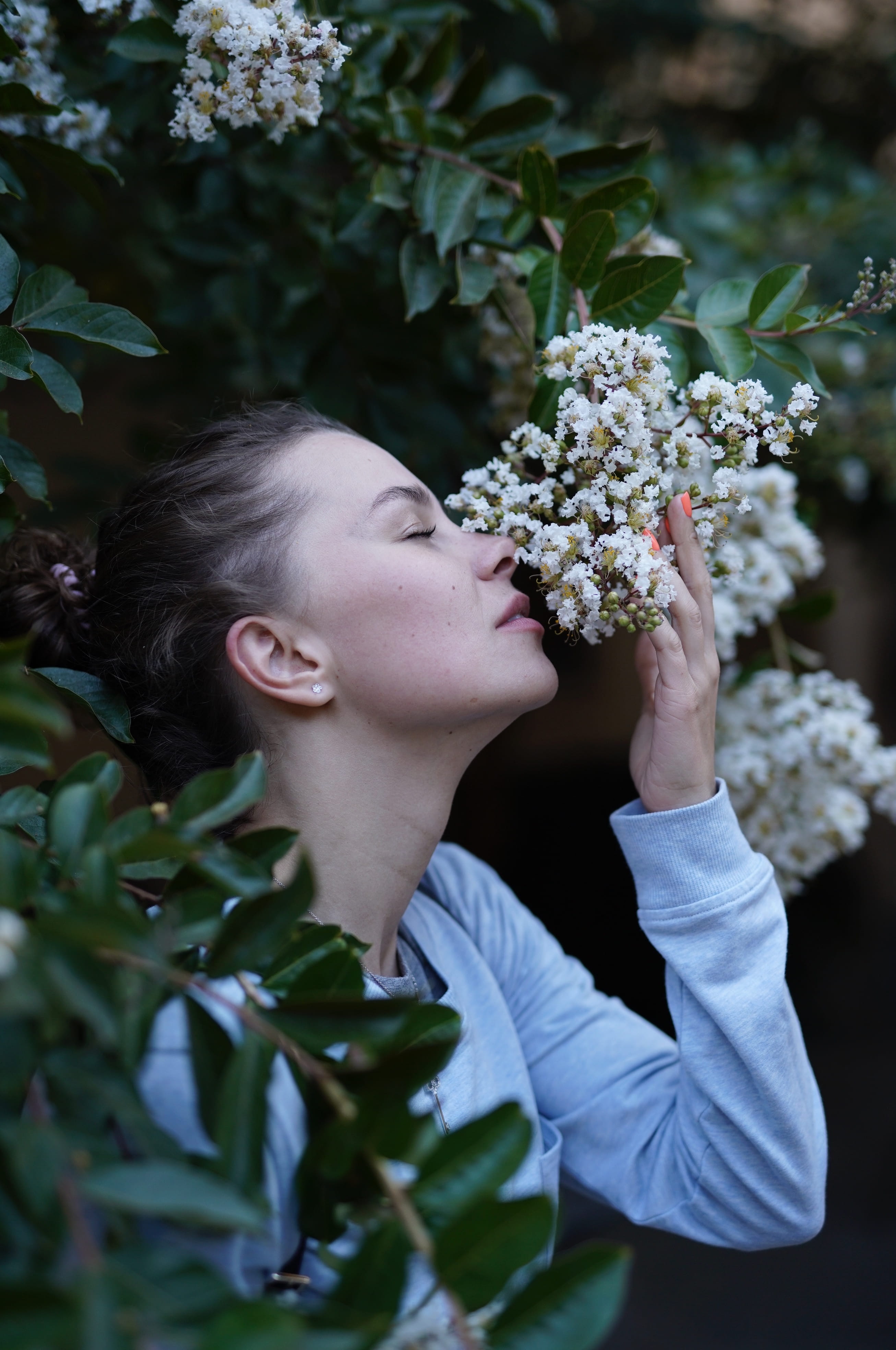apparel, daisy, hairstyle, pollen, clothing, food, fragility, sniffing, side view, daisies, lifestyles, petal, vulnerability, unique, leisure activity, Phone HD Wallpaper