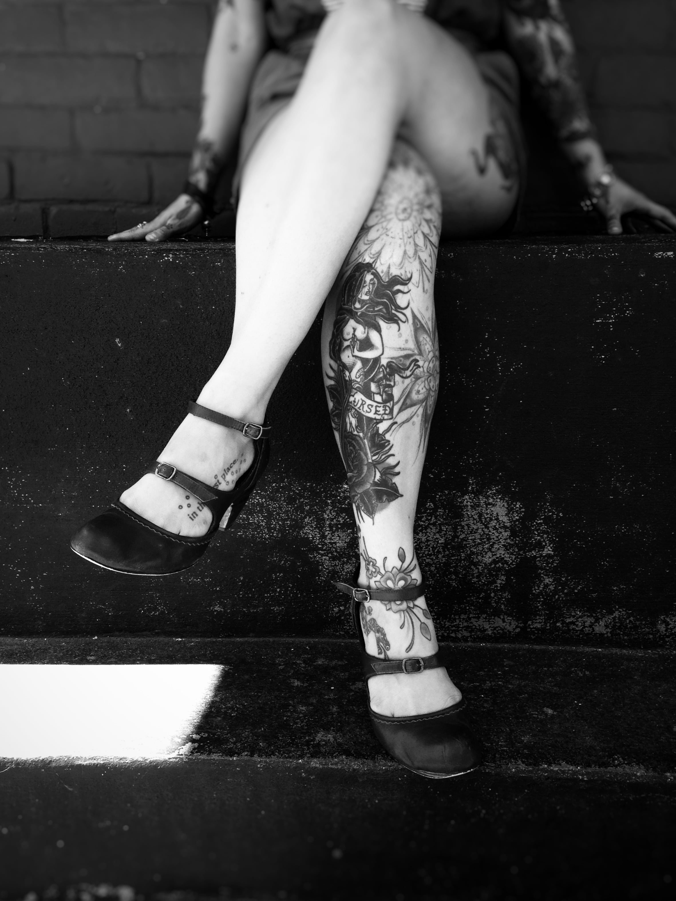 one person, adult, real people, artistic, indoors, unique, hipster, human foot, fashion, bench, leisure activity, 2K, lifestyles, female, legs, relaxation, Phone HD Wallpaper