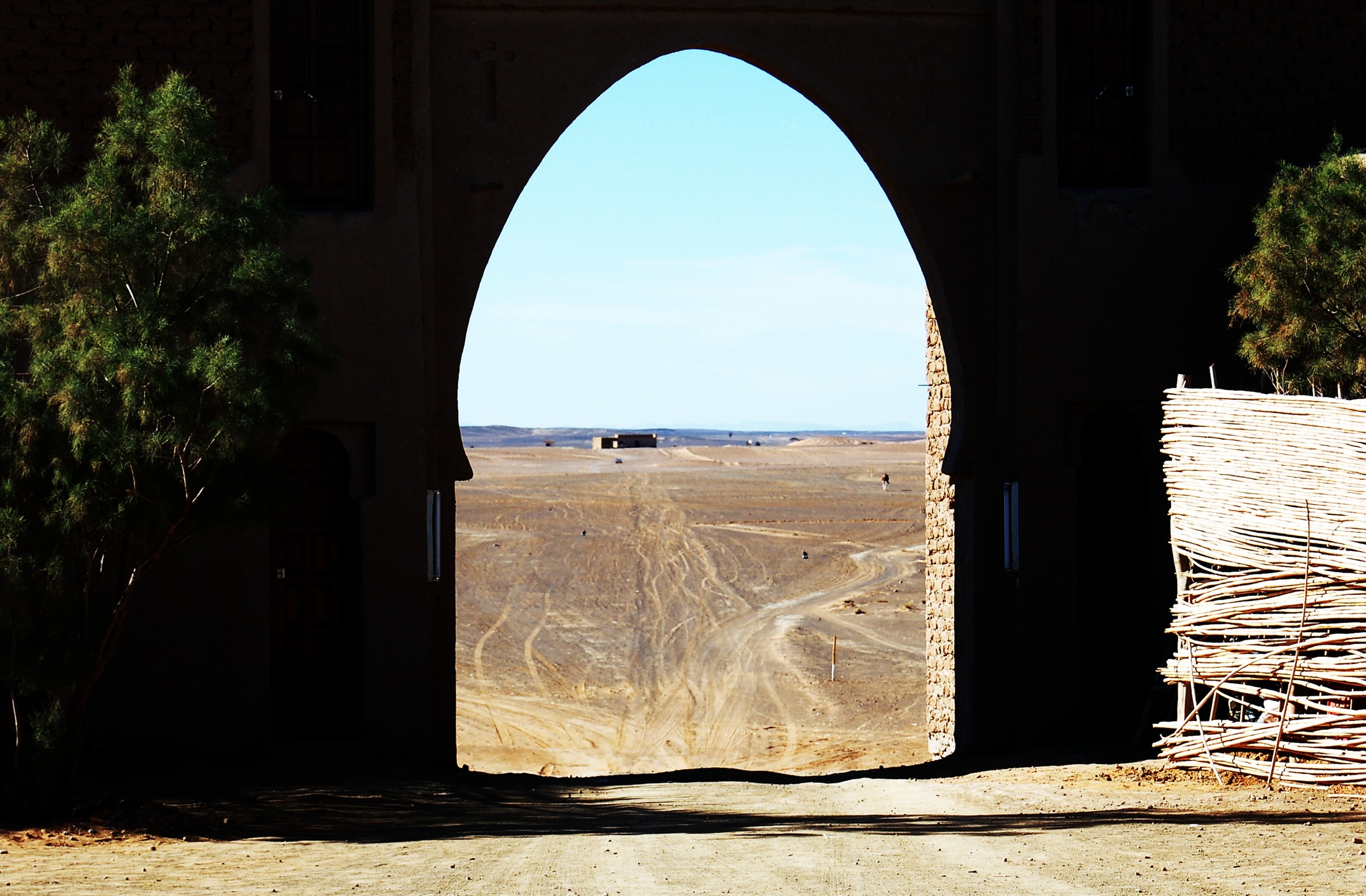 no people, arc, marroc, nature, building, sand, tree, sunlight, arch, peaceful, history, desert, soledad, dune, sky, day, morocco, entrance, field, building exterior, HD Wallpaper