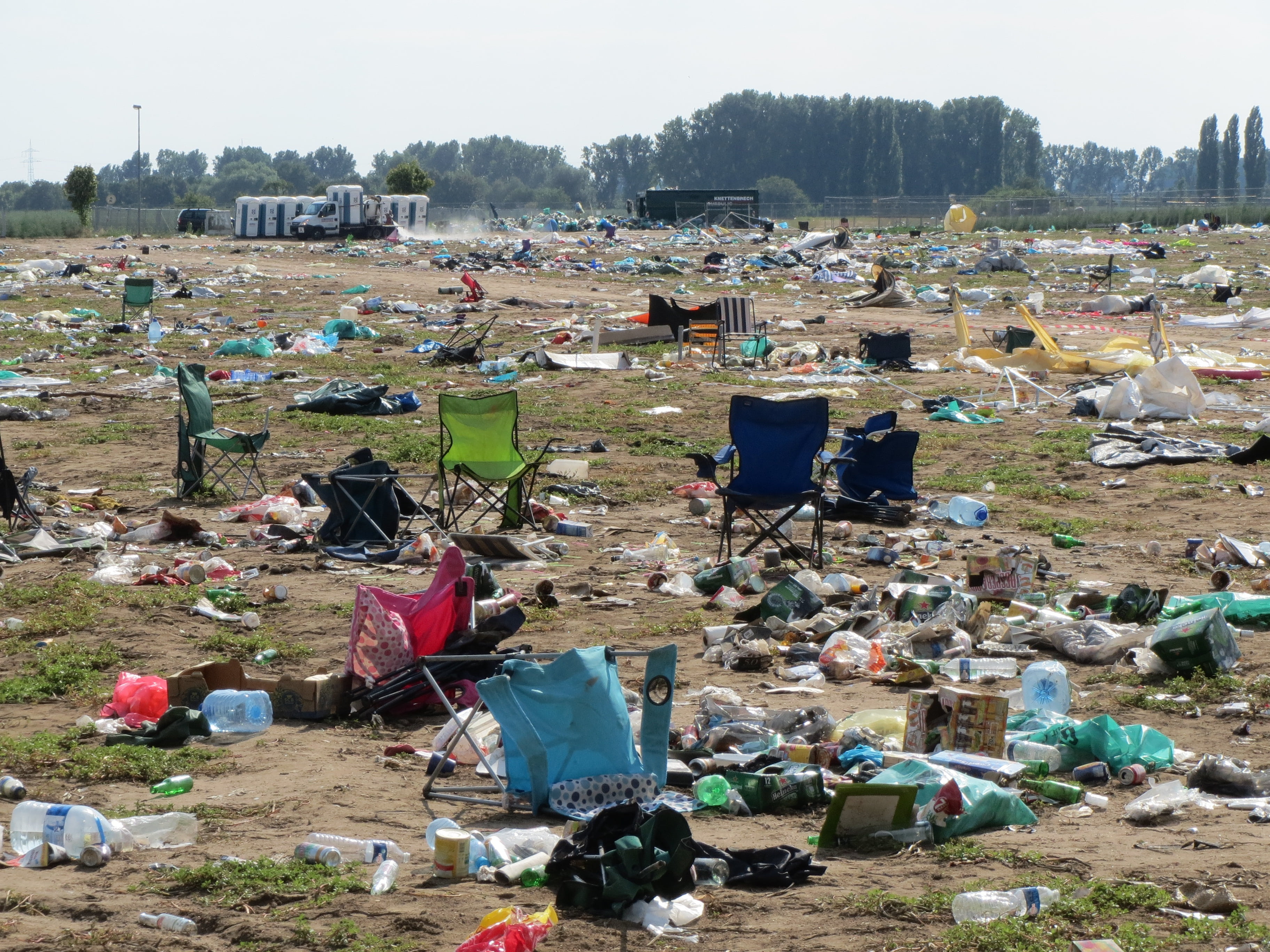 abundance, camping, assorted, rock n heim, group of people, destroyed, social issues, outdoors, chairs, green, tents, daytime, debris, rubbish, storm, pollution, HD Wallpaper