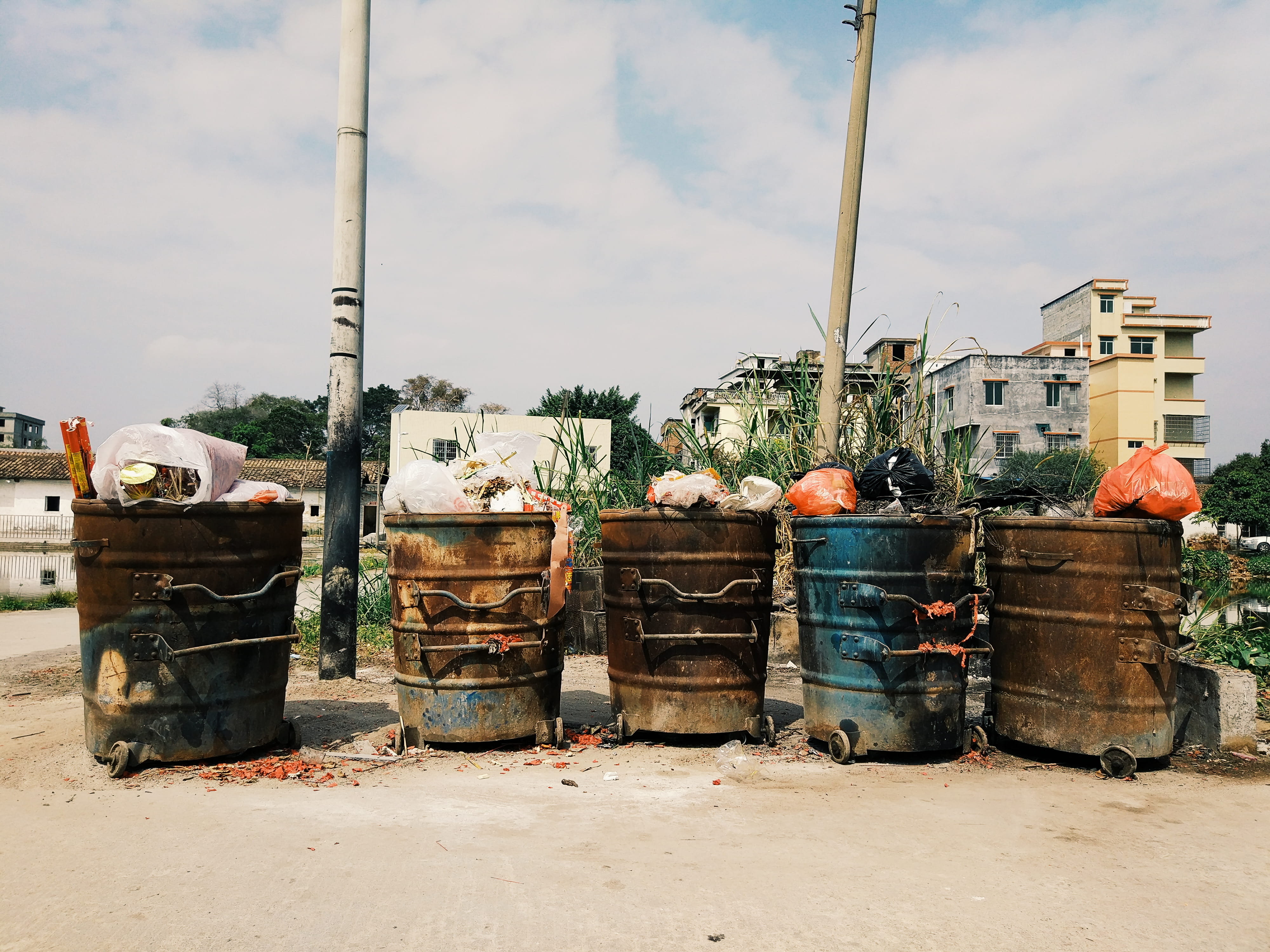 day, no people, large group of objects, outdoors, old, side by side, rubbish din, 4K, container, cloud - sky, stack, rusty, sunlight, sky, built structure, HD Wallpaper
