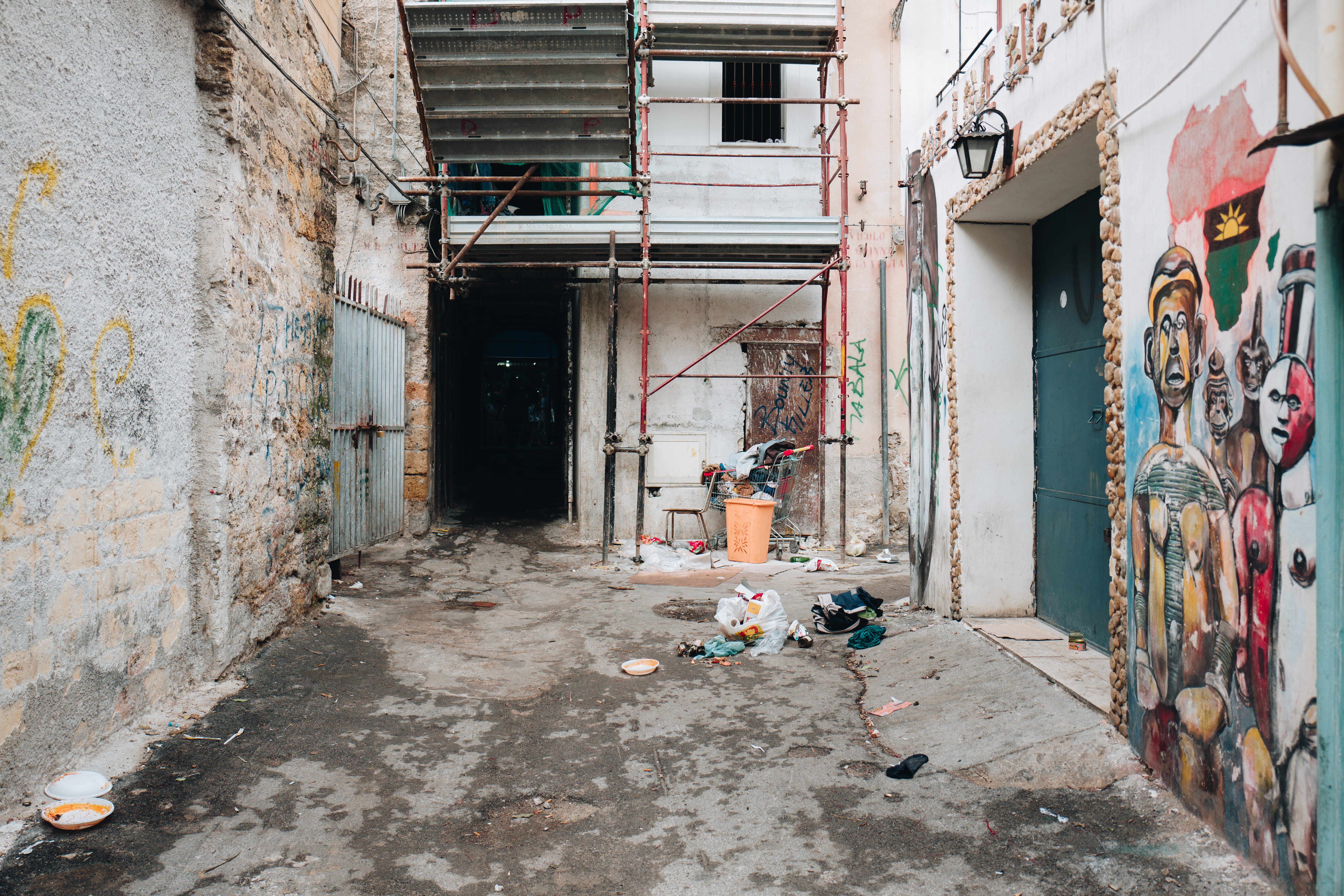 industry, building, outdoors, architecture, garbage, 5K, decline, messy, deterioration, entrance, white, wall - building feature, alley, built structure, HD Wallpaper