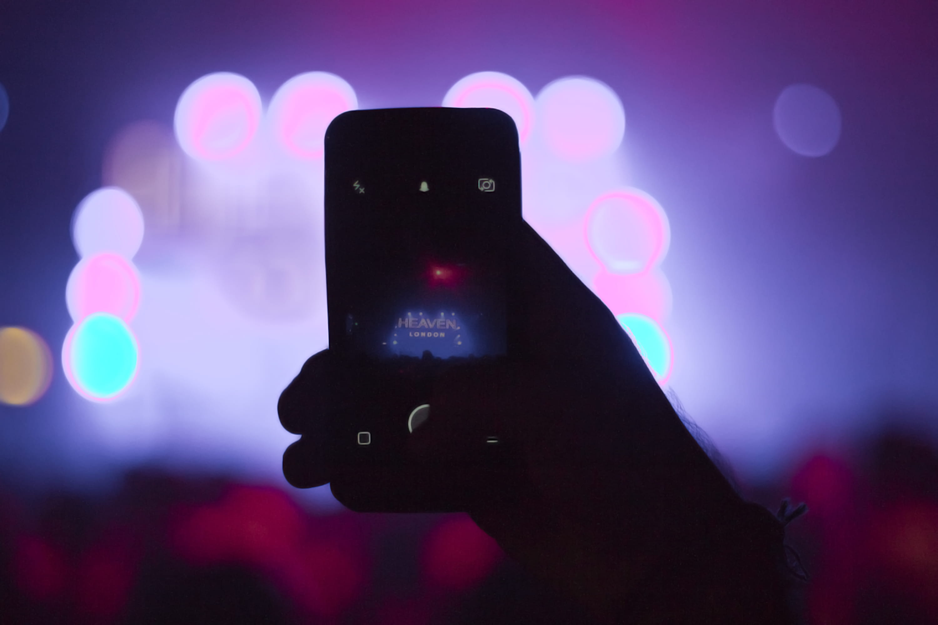 smart phone, photo, dancing, 2K, photography themes, taking photo, communication, london, united kingdom, stage, music venue, human hand, lens flare, live, HD Wallpaper