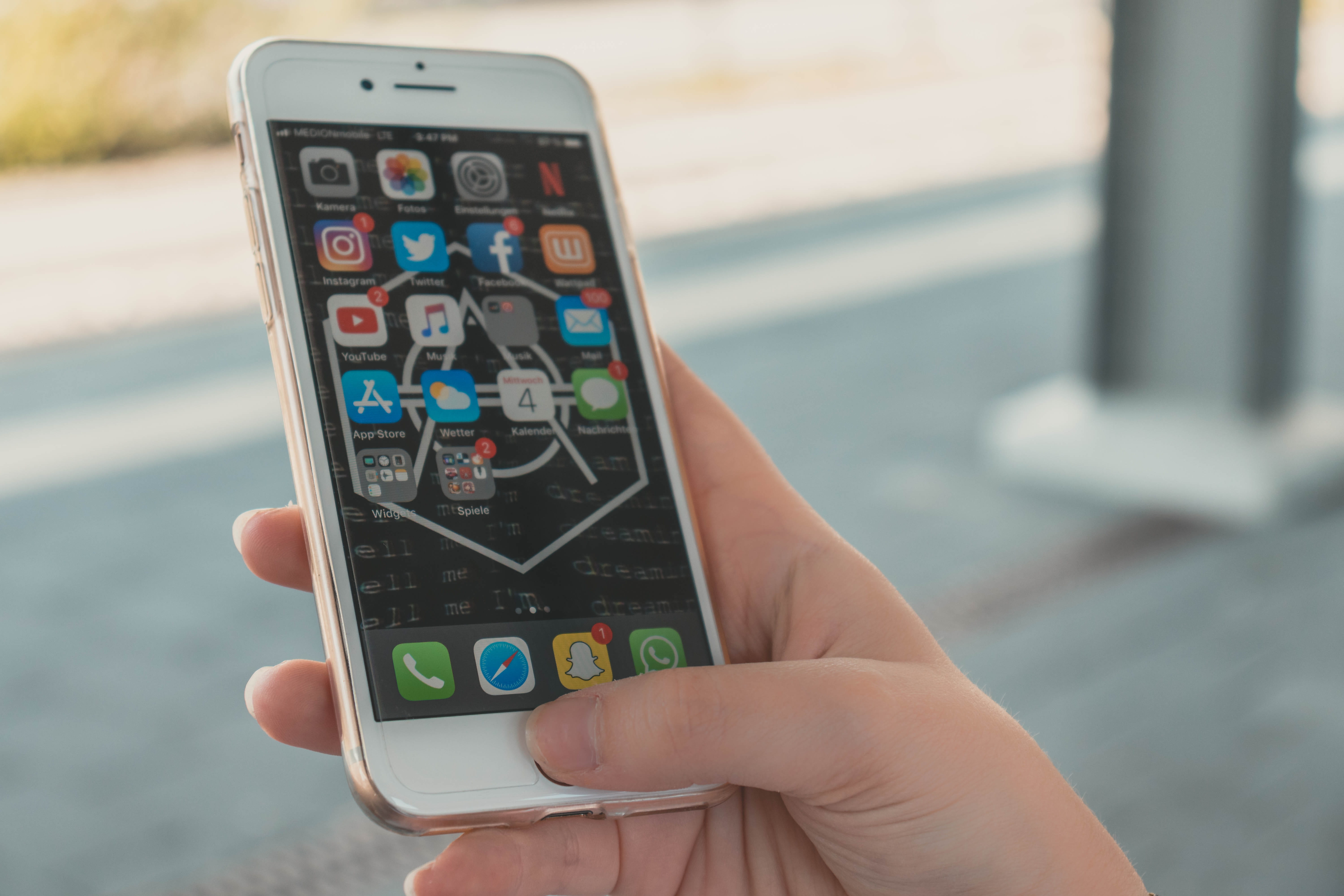 outdoors, iphone, netflix, twitter, telephone, real people, whatsapp, smartphone, day, iphone 7, don diablo, snapchat, close-up, instagram, one person, HD Wallpaper