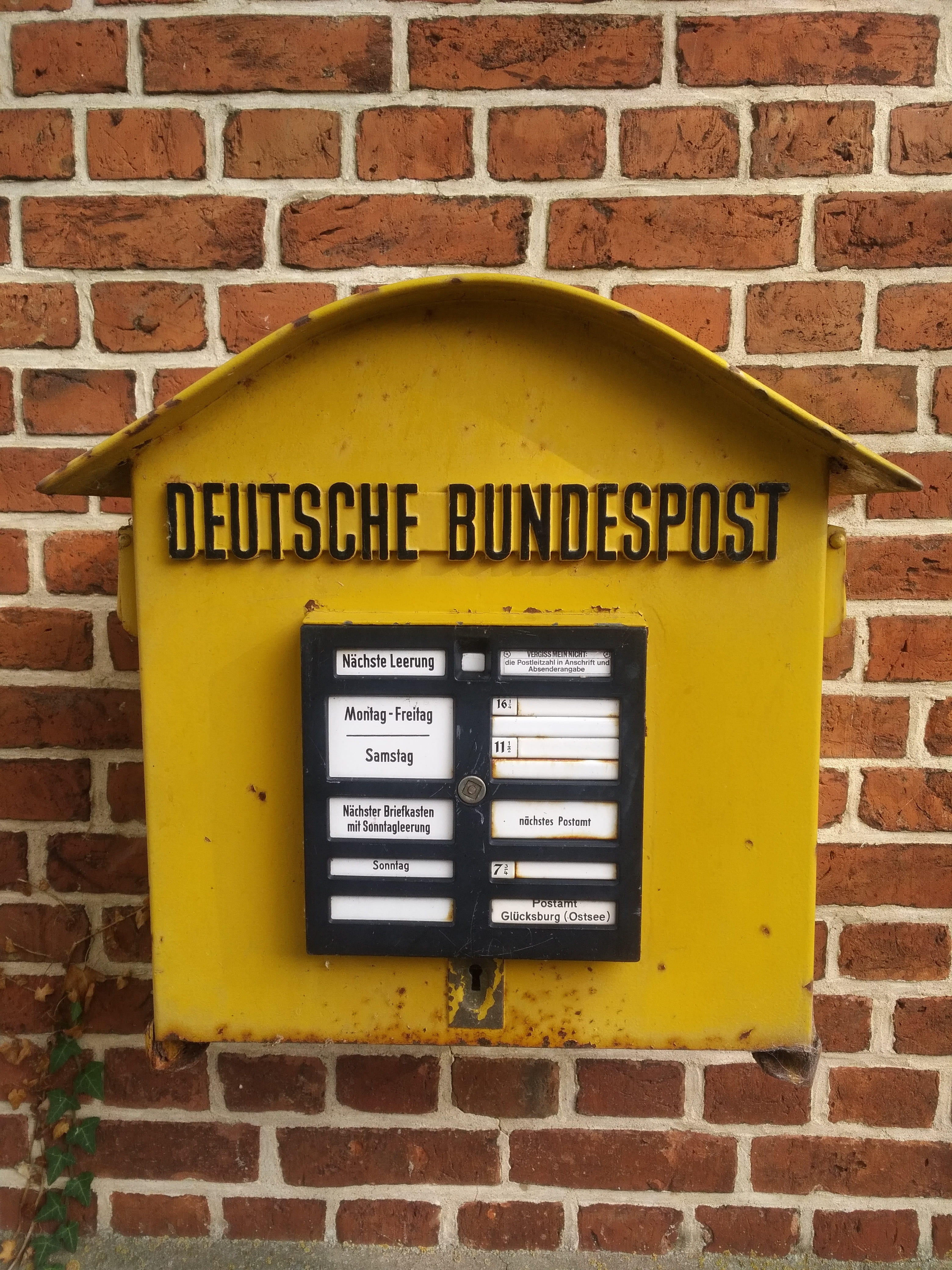 message, federal post office, non-western script, inbox, emotion, day, 4K, outdoors, architecture, data store, text, old, yellow, wall - building feature, Phone HD Wallpaper