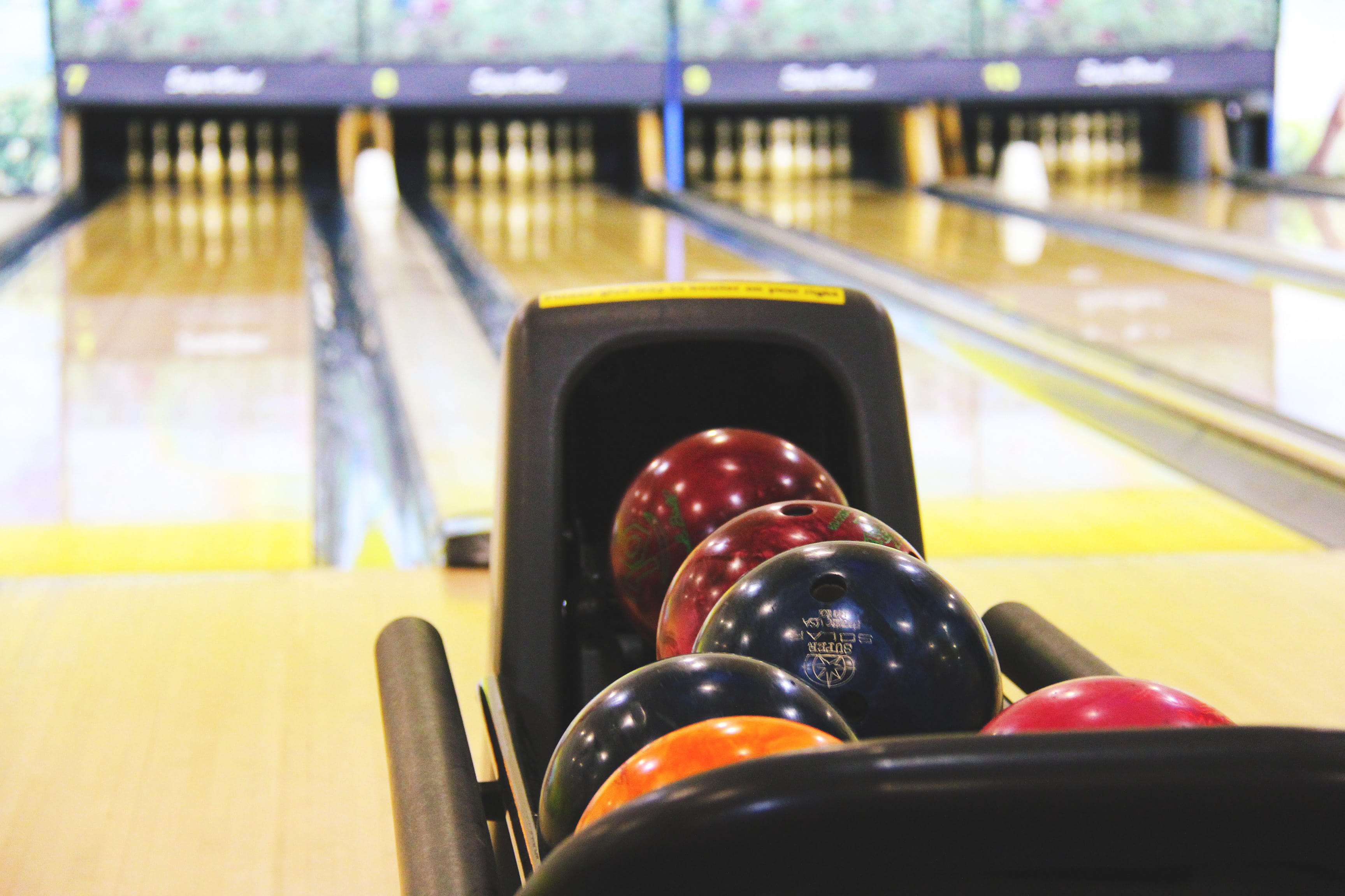 arrangement, selective focus, bowling, multi colored, indoors, focus on foreground, consumerism, no people, 2K, day, close-up, still life, table, red, HD Wallpaper