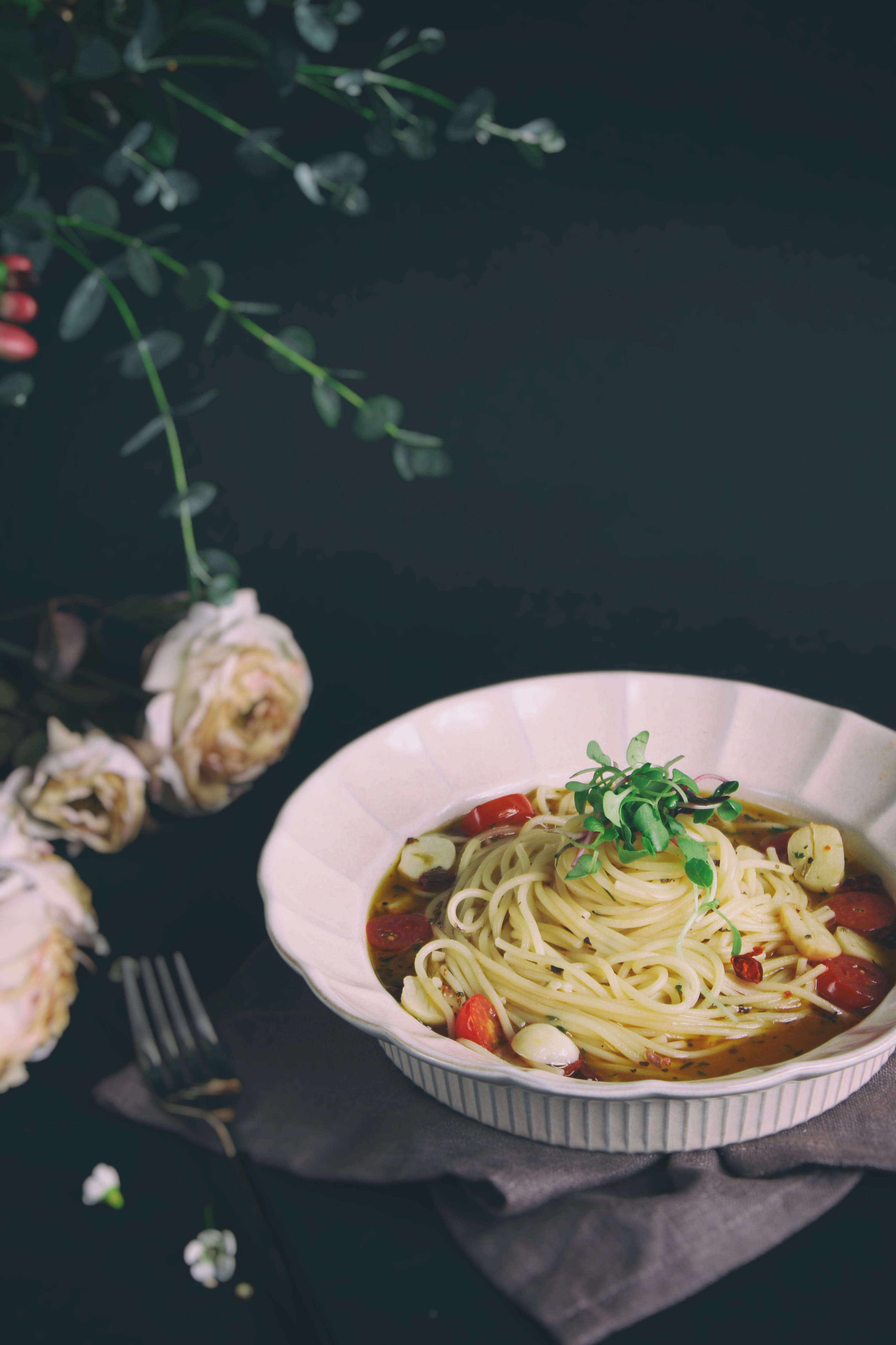 spaghetti, tomato, rose, freshness, styling, close-up, herb, food photography, restaurant, kitchen utensil, faded, garnish, temptation, bloomingmellow, Phone HD Wallpaper