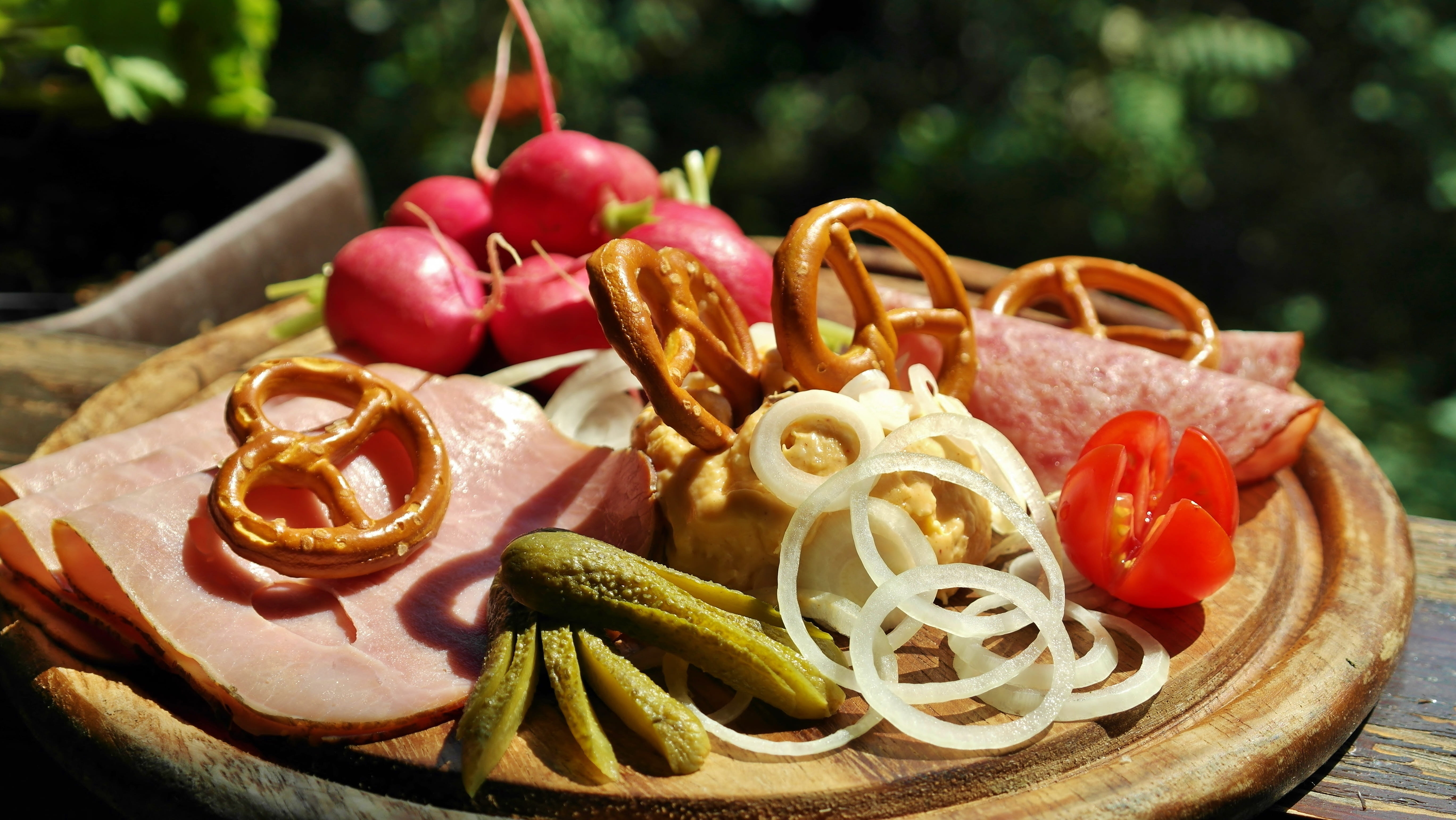 focus on foreground, basket, fruit, bavarian, tomato, hunger, freshness, food and drink, container, nutrition, focus, healthy eating, close-up, board, table, HD Wallpaper
