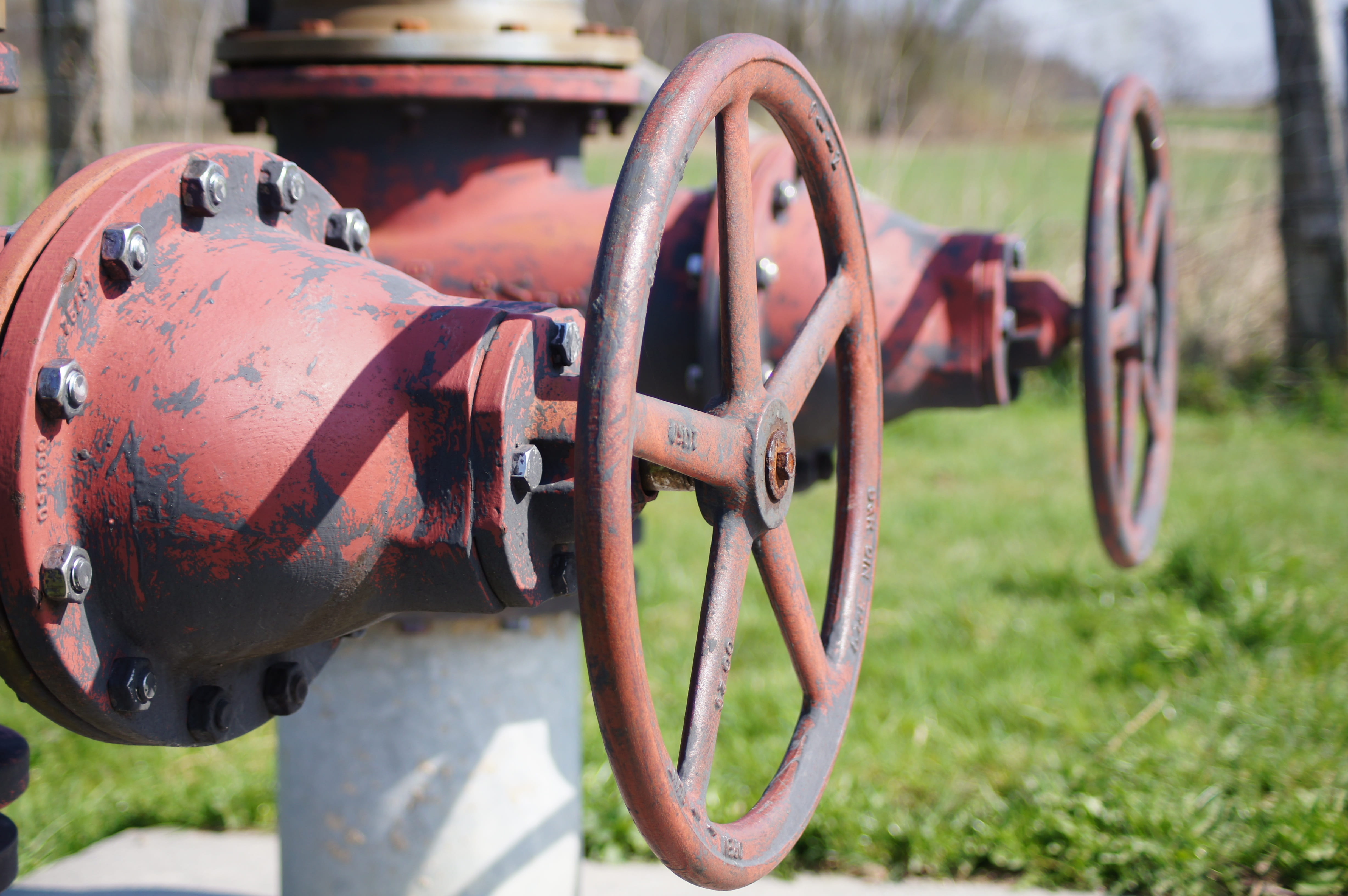 metallic, steel, transportation, focus on foreground, tube, handle, wheel, nature, grass, deterioration, transmission, old, agricultural machinery, 4K, HD Wallpaper