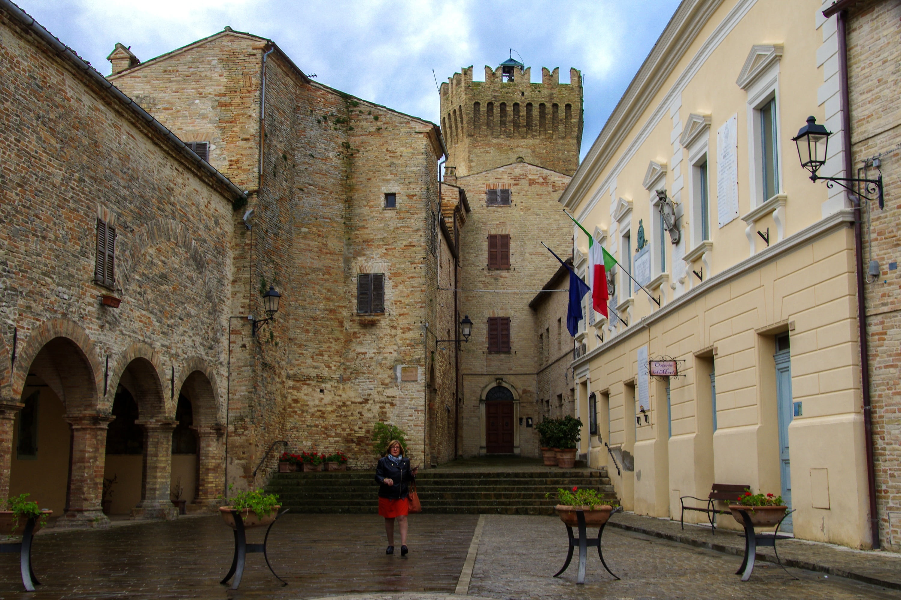 arch, men, monument, tourism, square, italy, outdoors, women, village, real people, 2K, lifestyles, brands, window, walking, medieval village, nature, HD Wallpaper