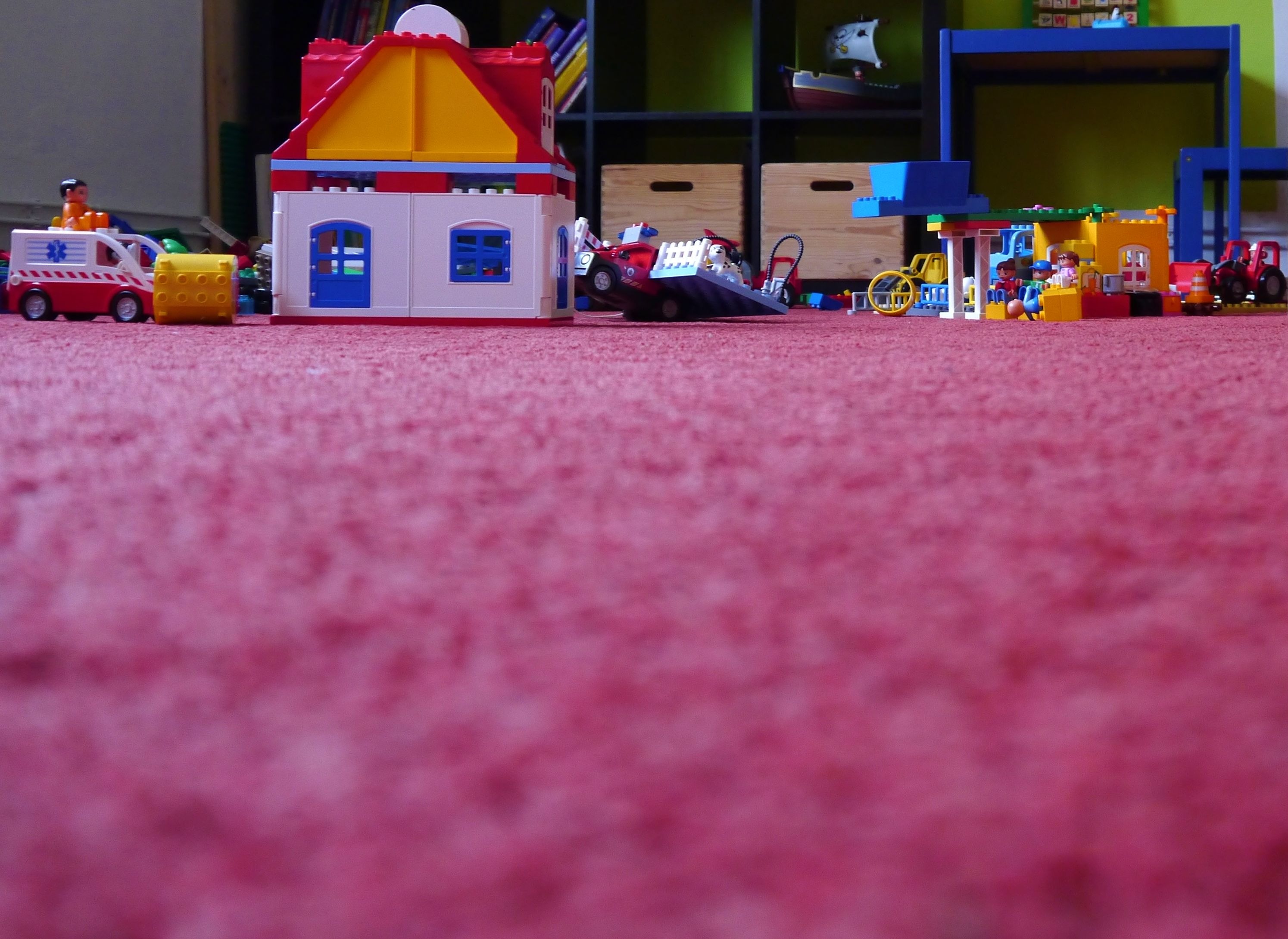 childrens room, street, group of people, men, toys, people, built structure, color, real people, city, building exterior, transportation, architecture, HD Wallpaper