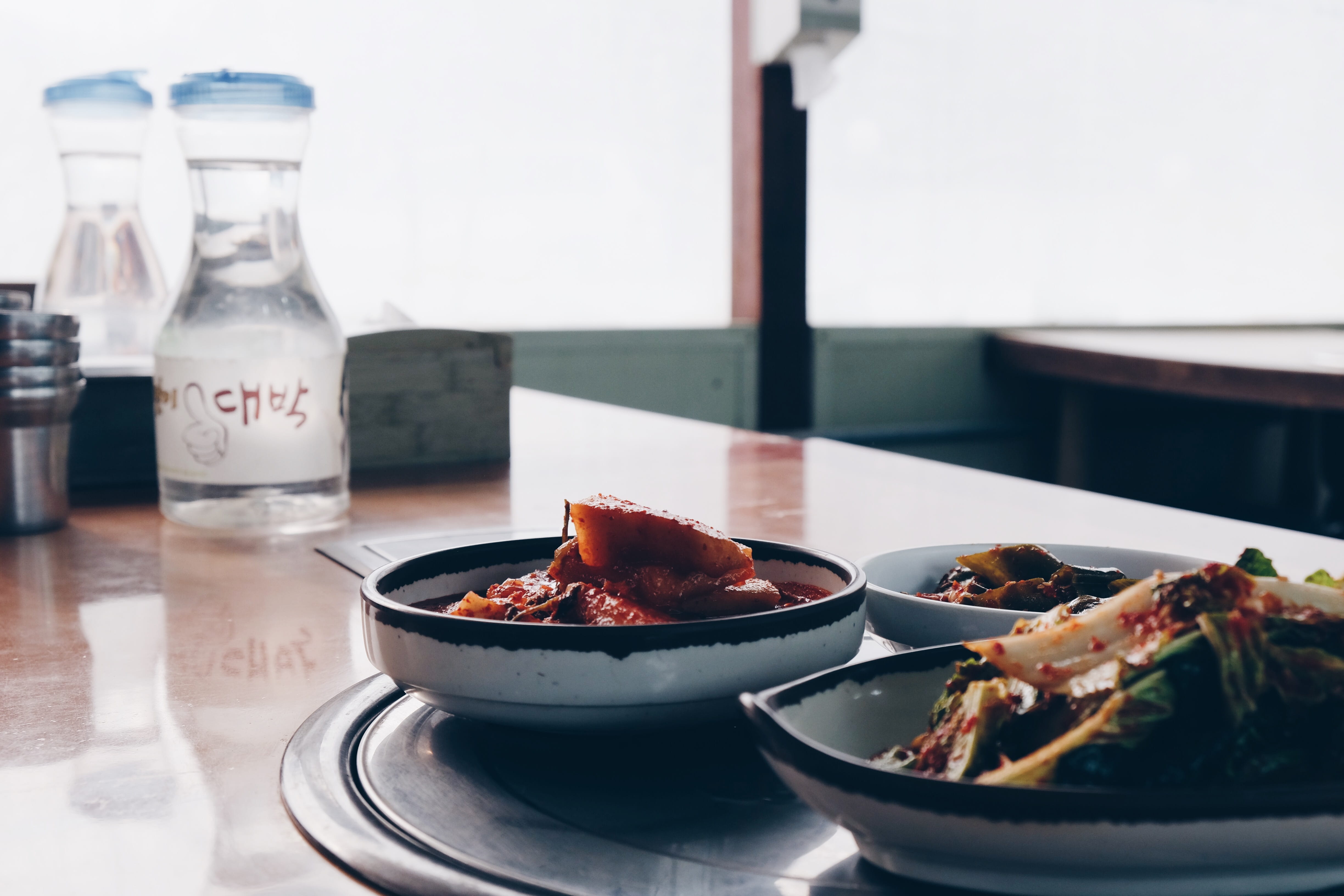 serving size, appetiser, bowl, table setting, food, 4K, plate, dishes, appetizer, tray, food and drink, wellbeing, appetisers, drink, korea, bottled water, HD Wallpaper