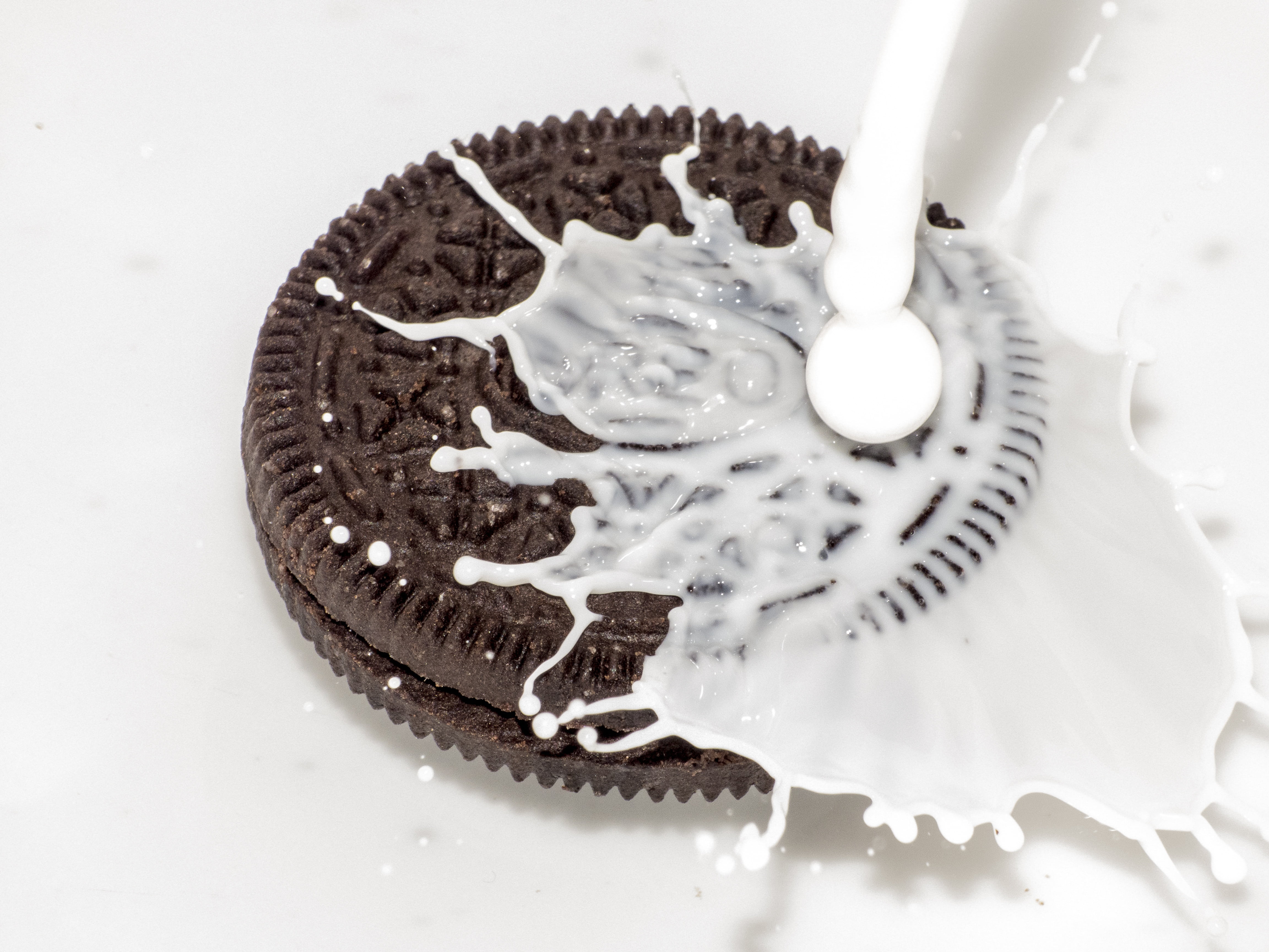still life, cream, frozen food, splash, no people, plate, ready-to-eat, ice cream, food, dairy product, chocolate, whipped cream, sweet, short-term exposure, HD Wallpaper