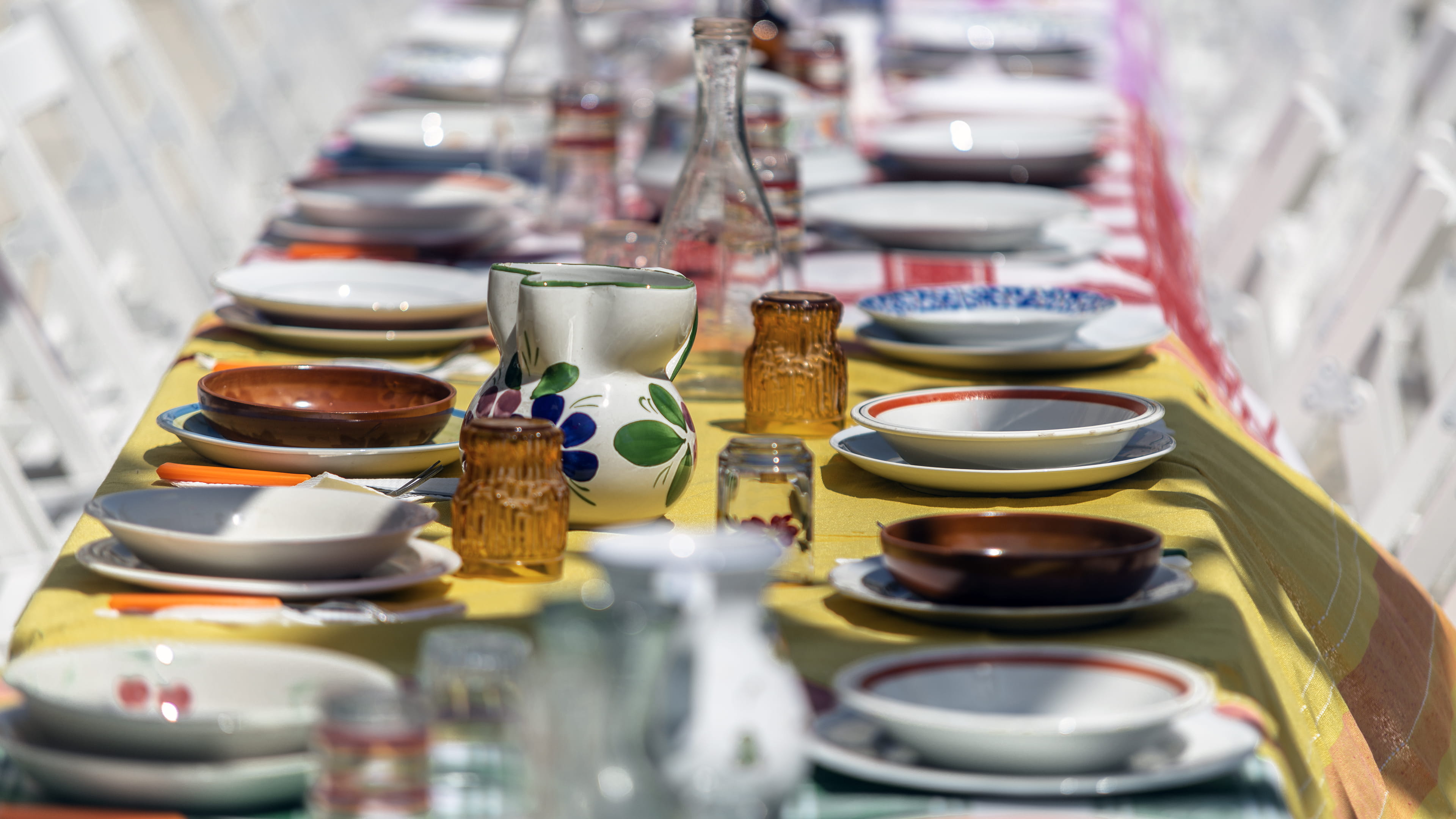 empty, honey, table, indoors, jug, decor, vehicle, selective, dinnerware, in a row, chair, automobile, large group of objects, interior design, choice, HD Wallpaper