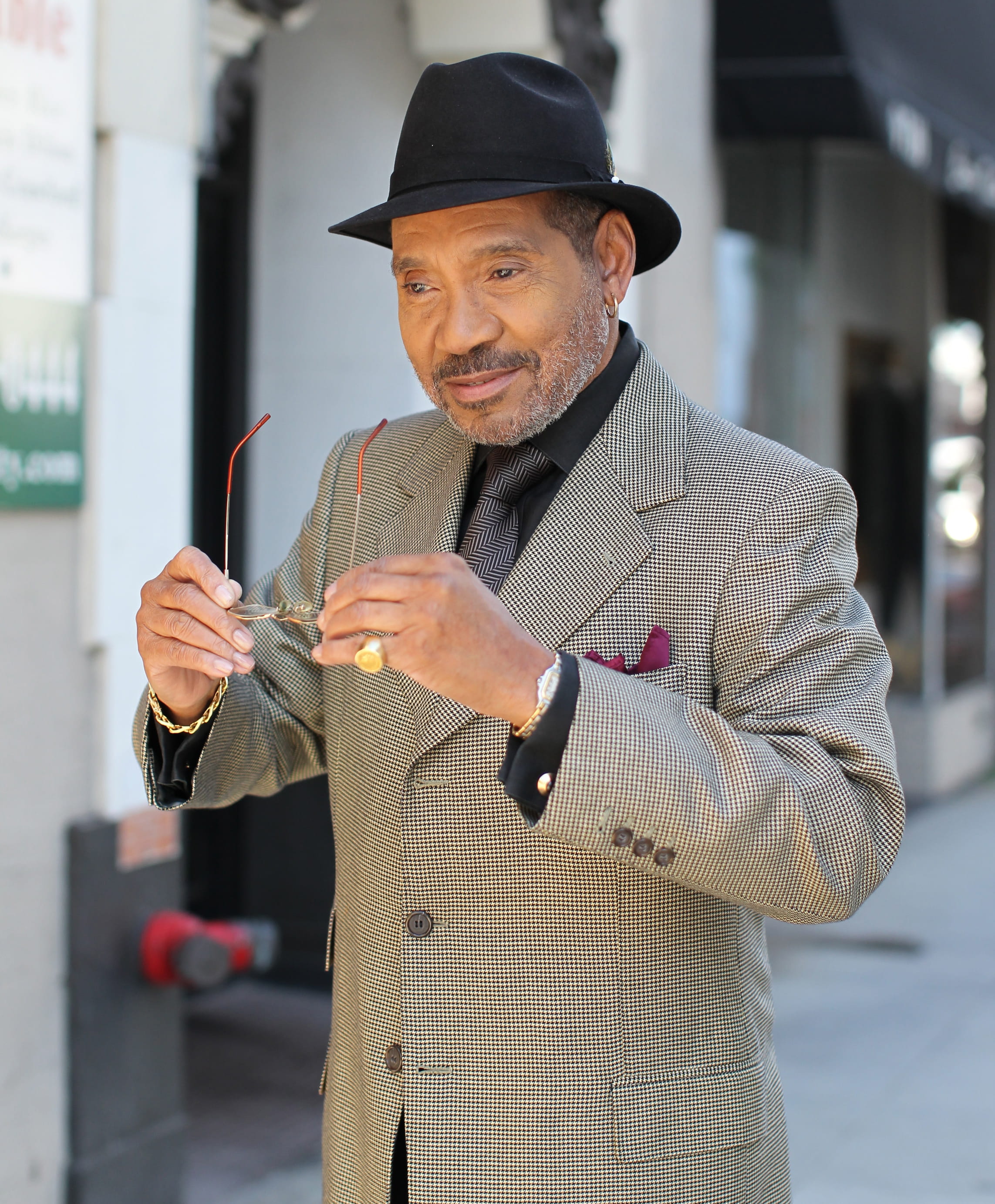 person, wear, elegant, one person, real people, cap, senior adult, standing, blur, outfit, three quarter length, black, males, old person, outdoors, formal wear, Phone HD Wallpaper