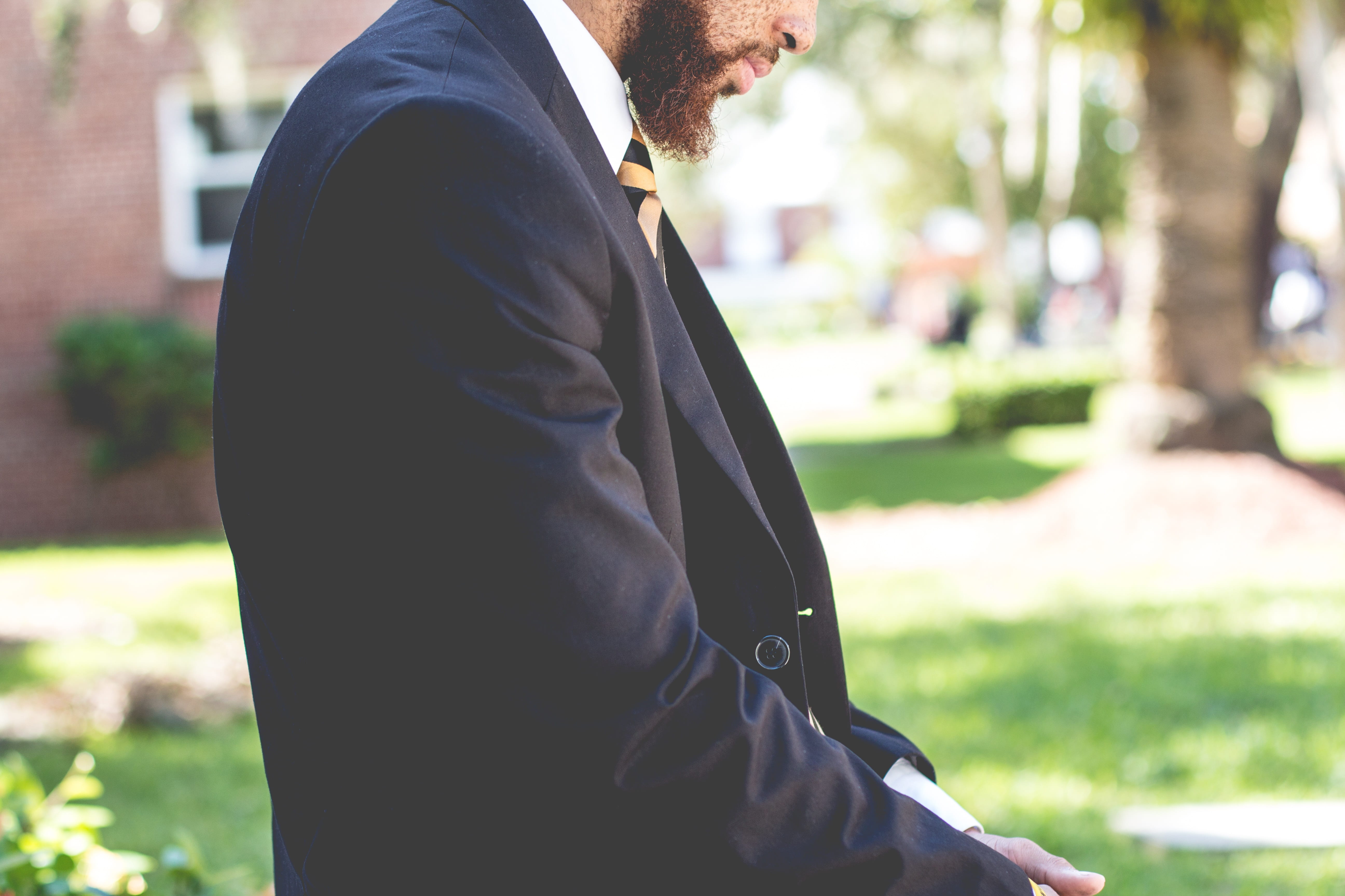 day, well-dressed, people, classy, 5K, business, men, nature, architecture, green, suit, adult, young adult, males, grass, coat, profile view, looking, HD Wallpaper