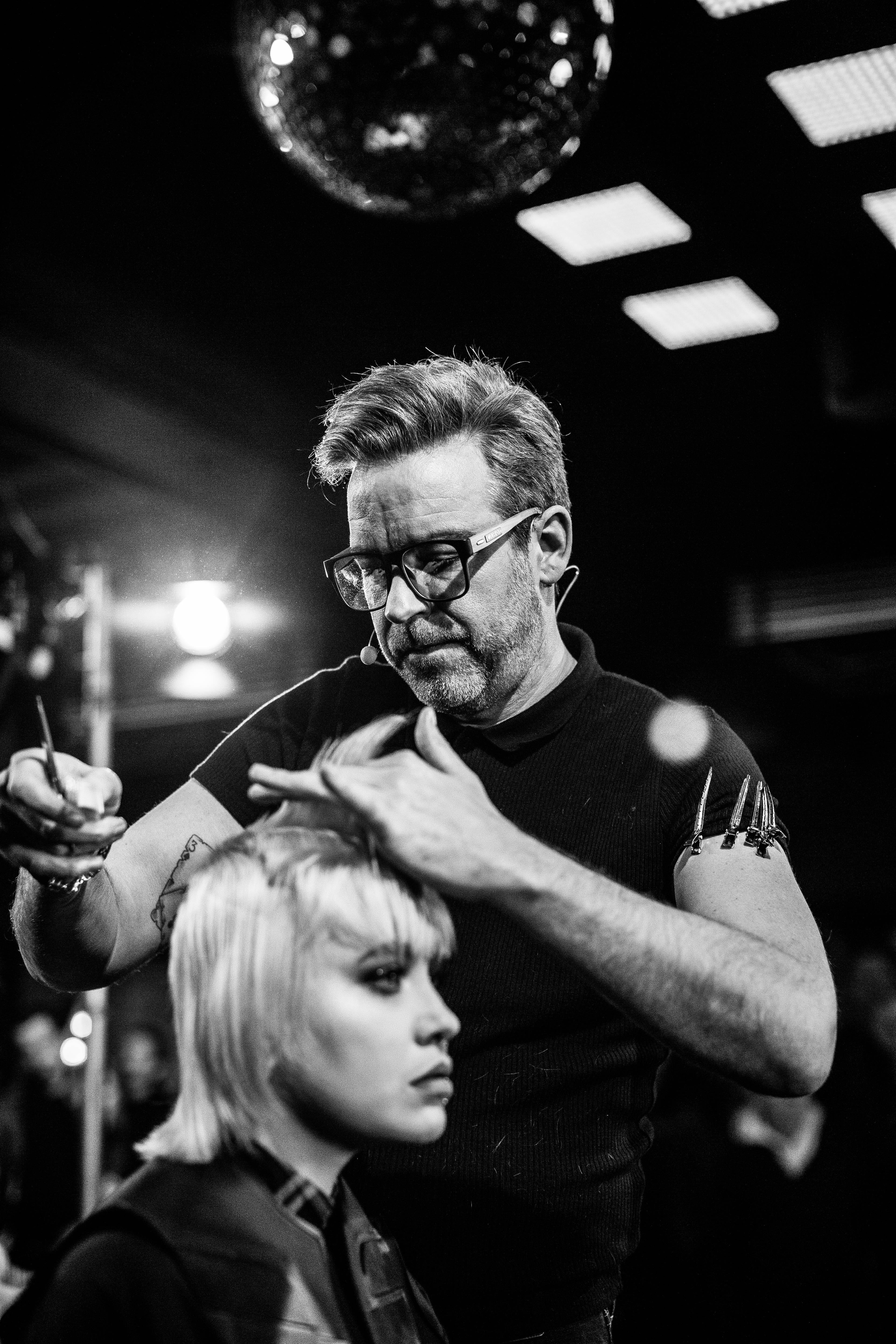 scissors, haircut, hairdresser, portrait, 5K, at work, model, stubble, hairstylist, onstage, men, nightlife, hairstyle, male, women, waist up, man, mature adult, Phone HD Wallpaper