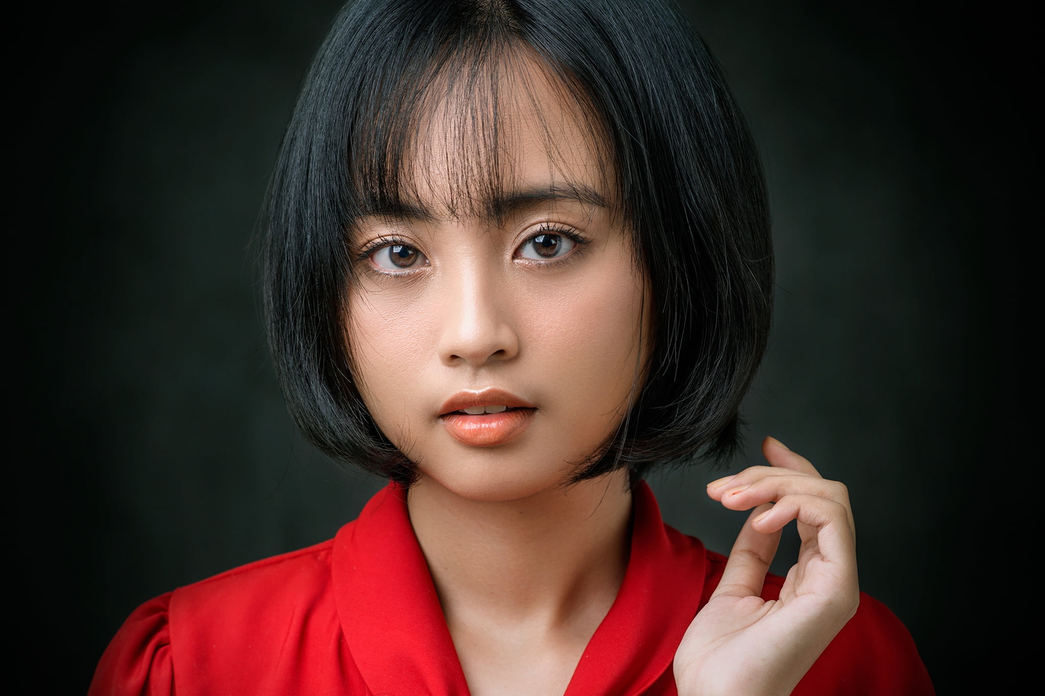 look, girl, face, Minh Nghi, haircut, hand, portrait, the dark background, 1080P, Asian, HD Wallpaper