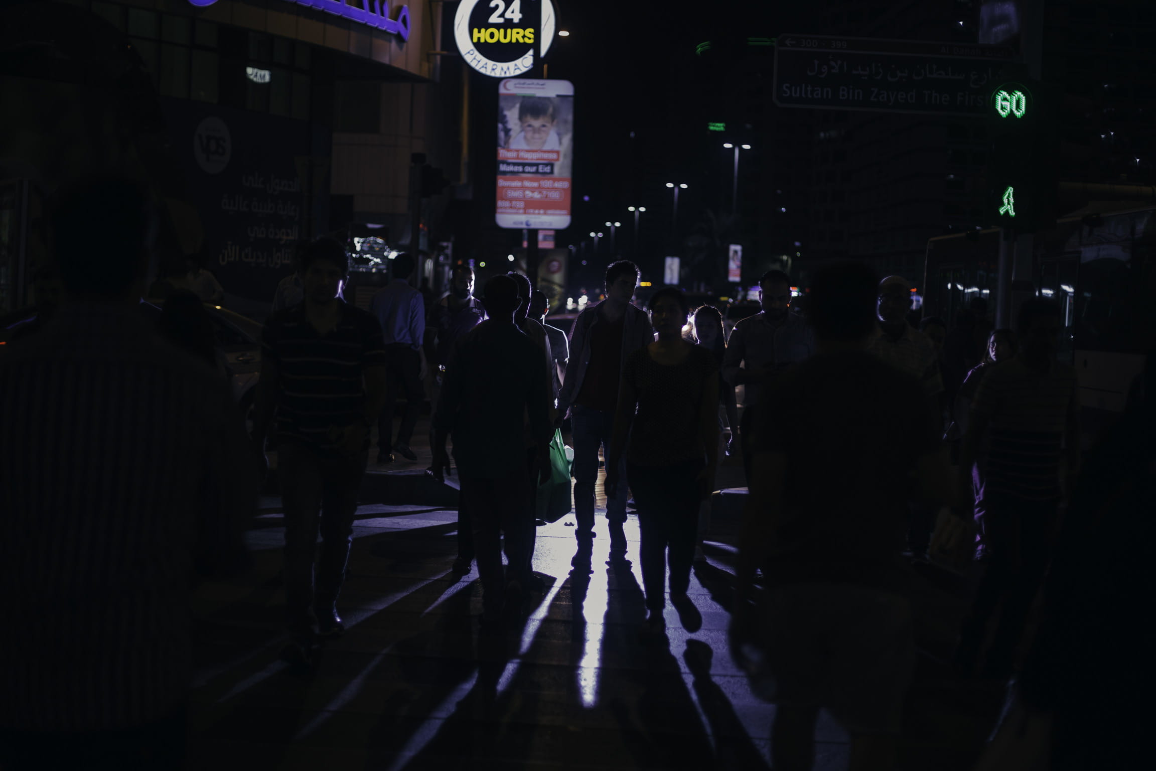 night, people, lowkey, building exterior, 1080P, built structure, lifestyles, walking, crowd, communication, backlight, real people, group of people, men, HD Wallpaper