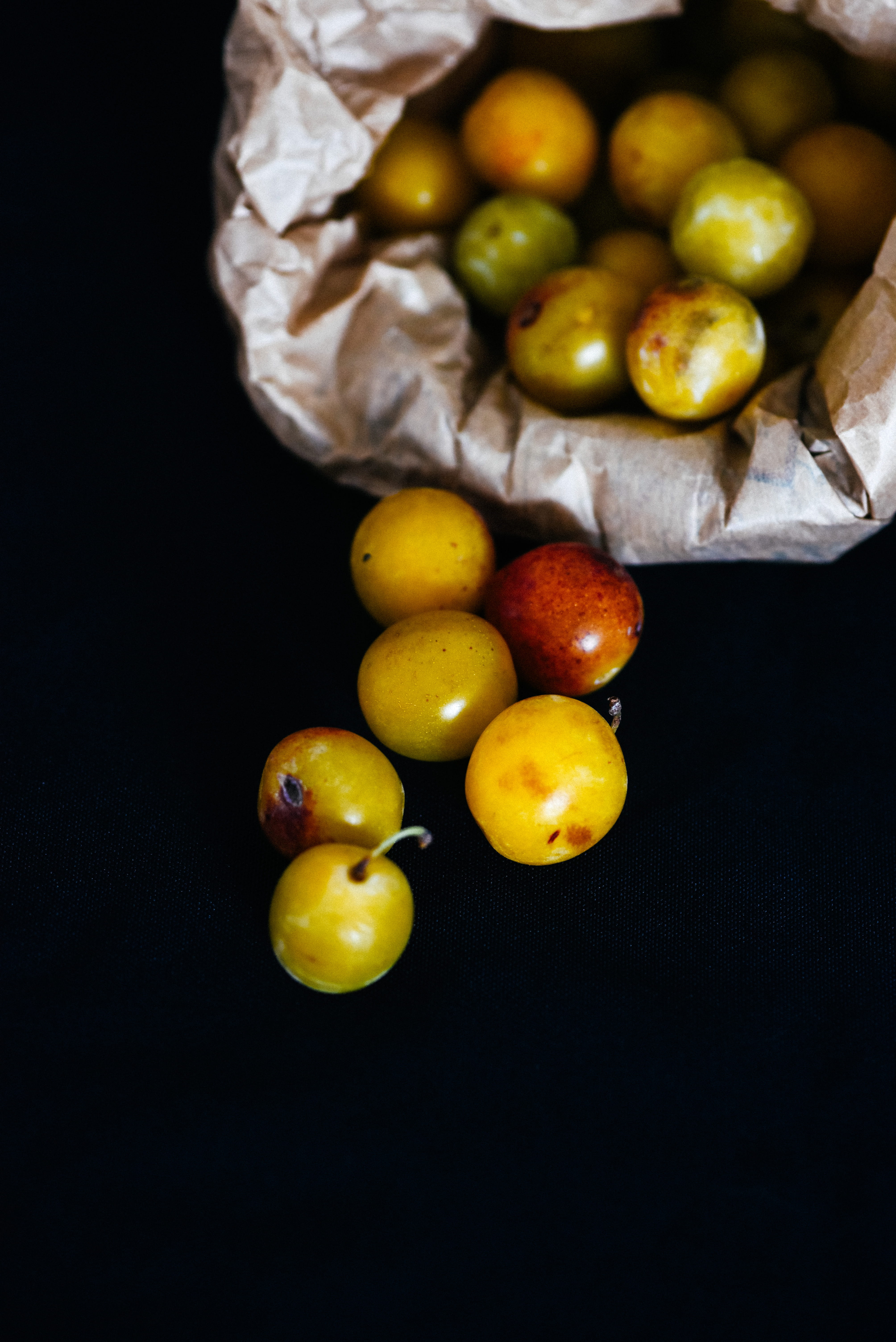 healthy eating, marché, lowkey, choice, 5K, green color, stilllife, olive, indoors, no people, ripe, high angle view, variation, black background, mirabelle, Phone HD Wallpaper