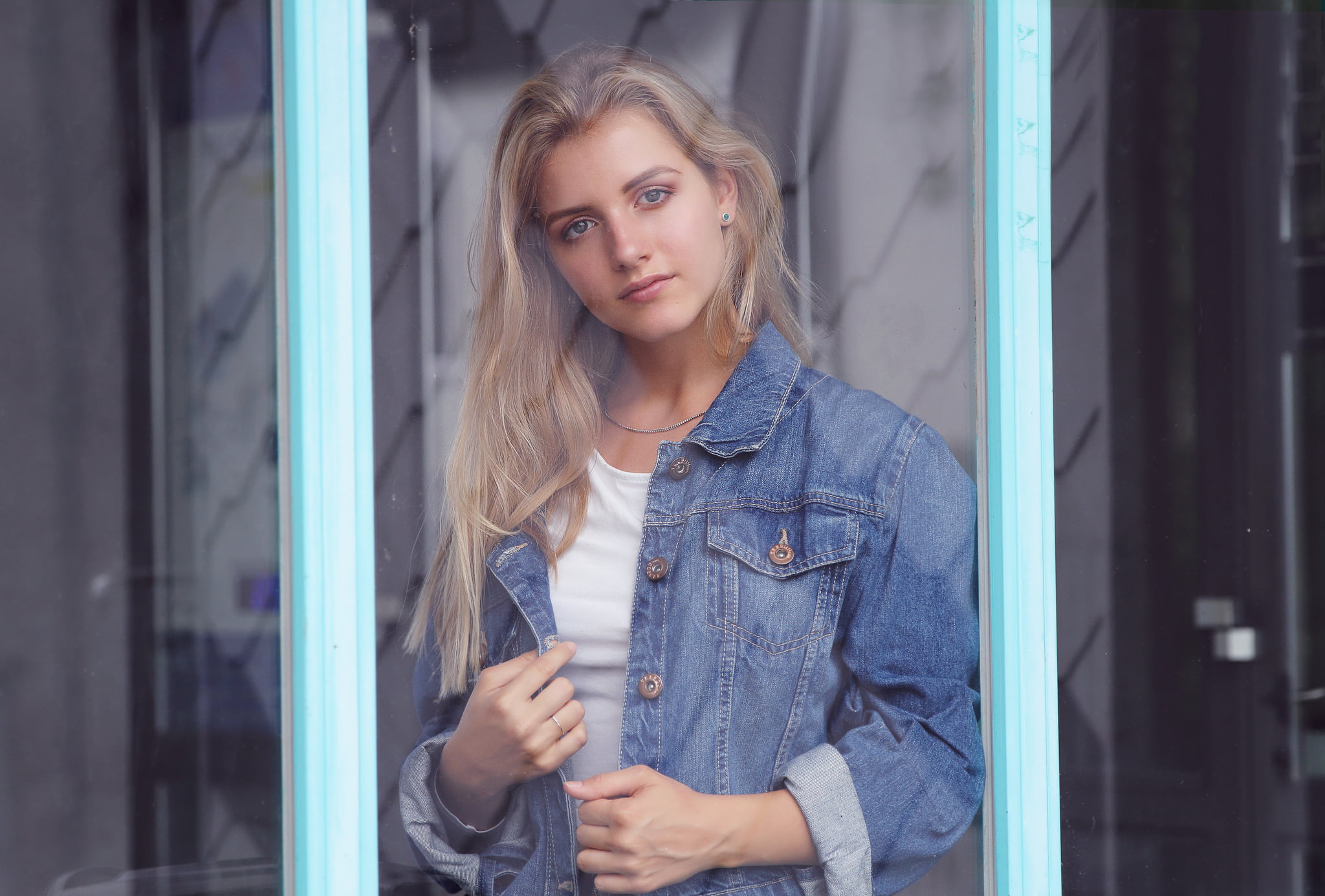 looking at viewer, front view, portrait, young women, beautiful woman, holding, women, looking at camera, blonde, jeans jacket, one person, adult, blue eyes, HD Wallpaper