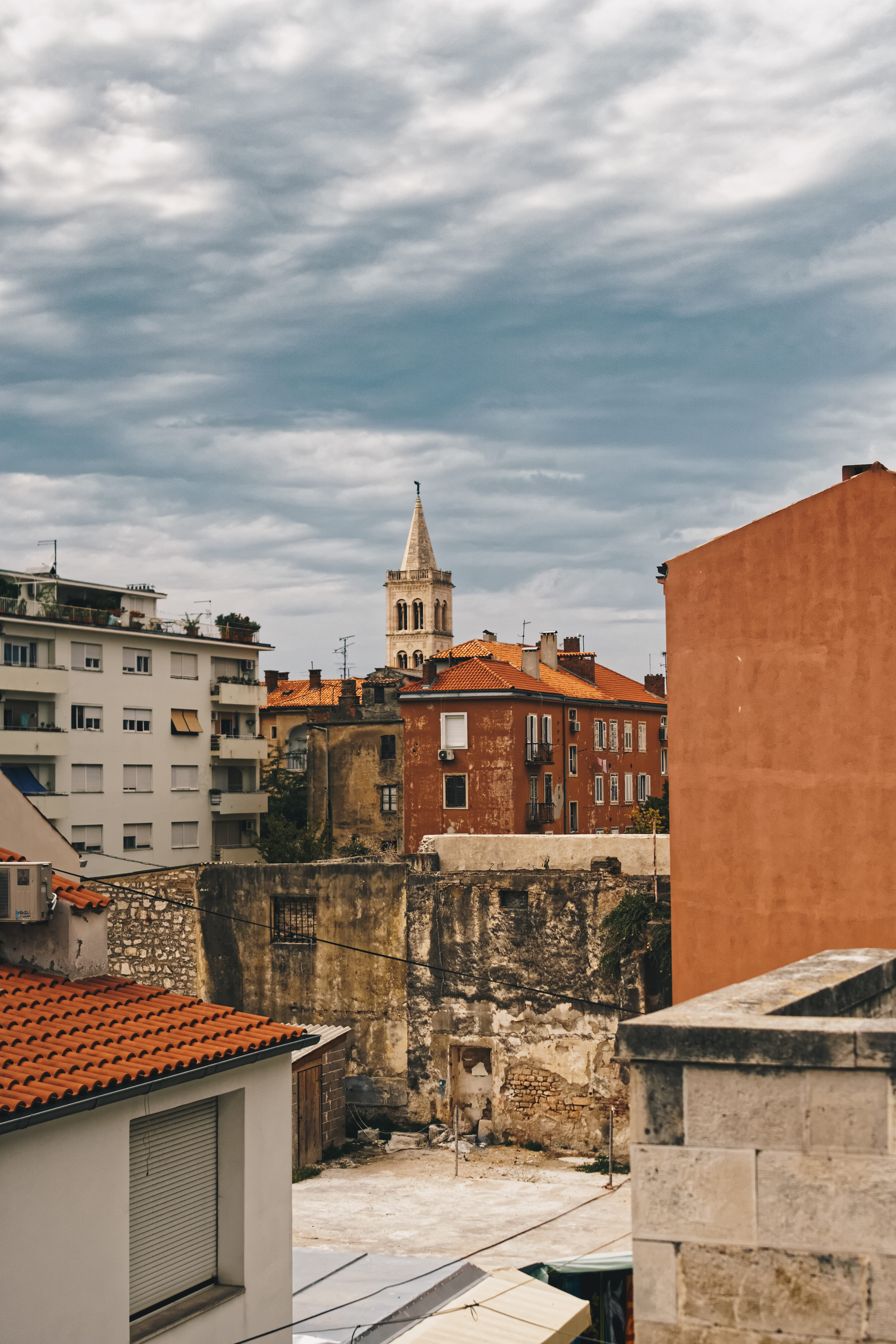 travel destinations, tile roof, vehicle, cityscape, roof, cloud - sky, zadar, built structure, town, place of worship, high angle view, building, sunlight, Phone HD Wallpaper