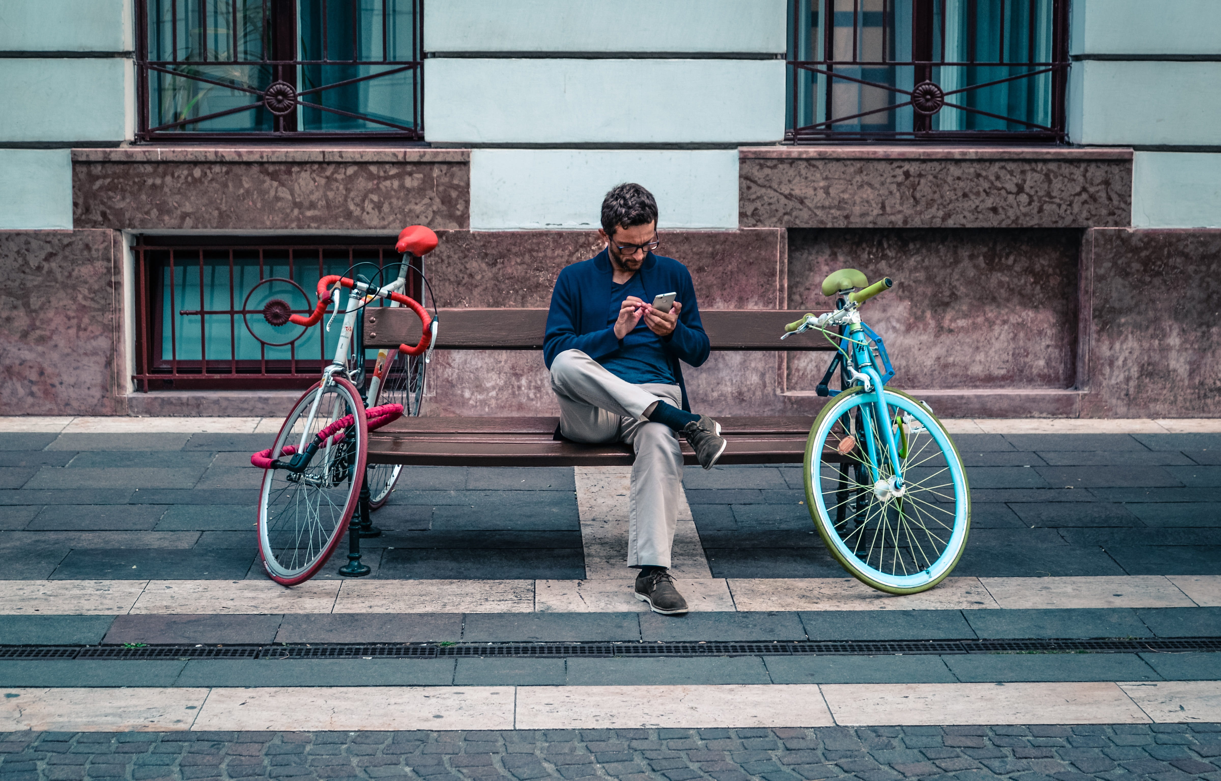 long, transportation, hand, people, activity, business, young adult, smart, waiting, city, adult, outdoors, day, mobile, lifestyles, 4K, sleeved, telephone, HD Wallpaper