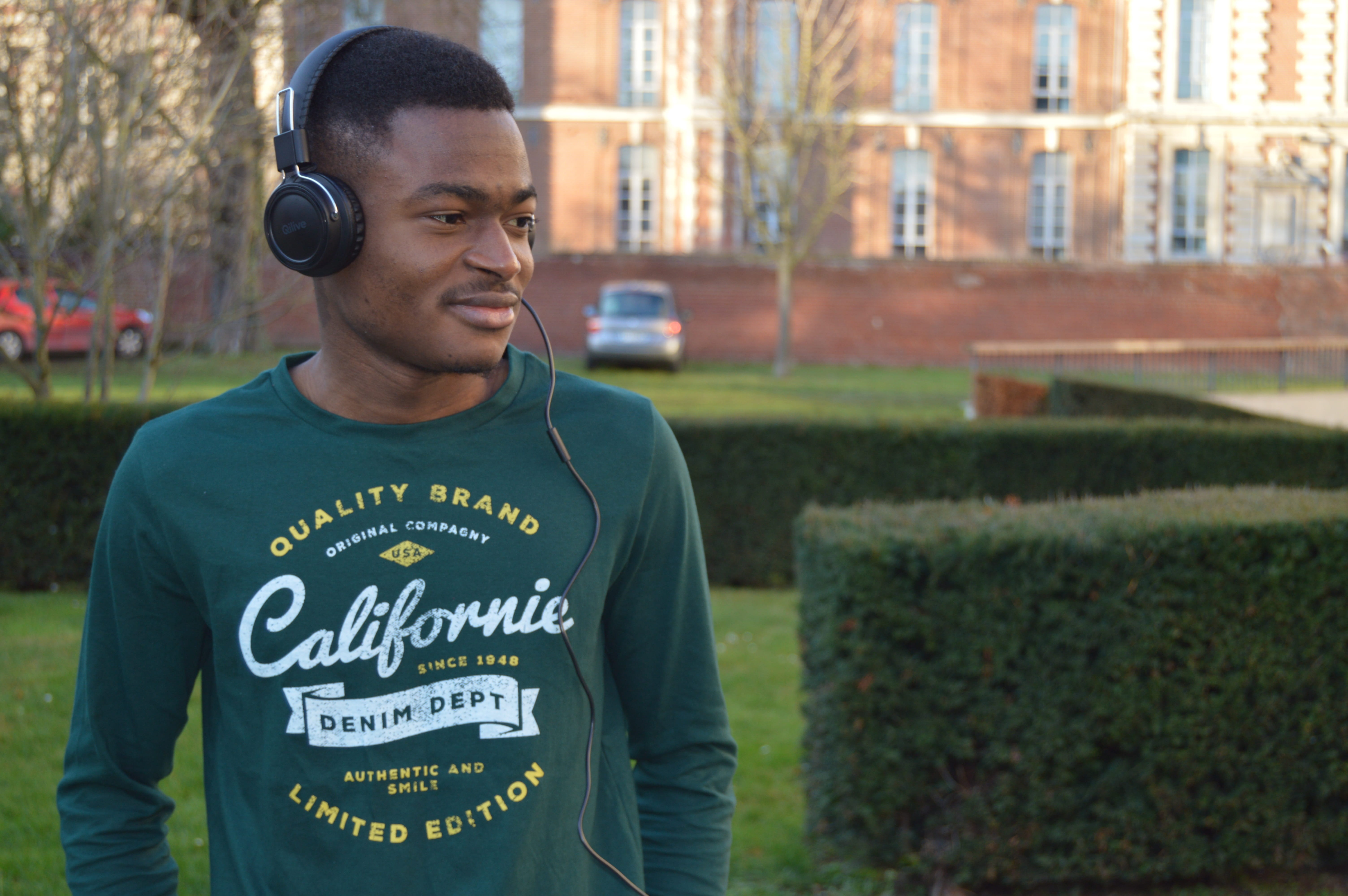 5K, nature, casual clothing, job, leader, listening, young men, costs, headphones, teenager, real people, spring, front view, focus on foreground, outdoors, HD Wallpaper