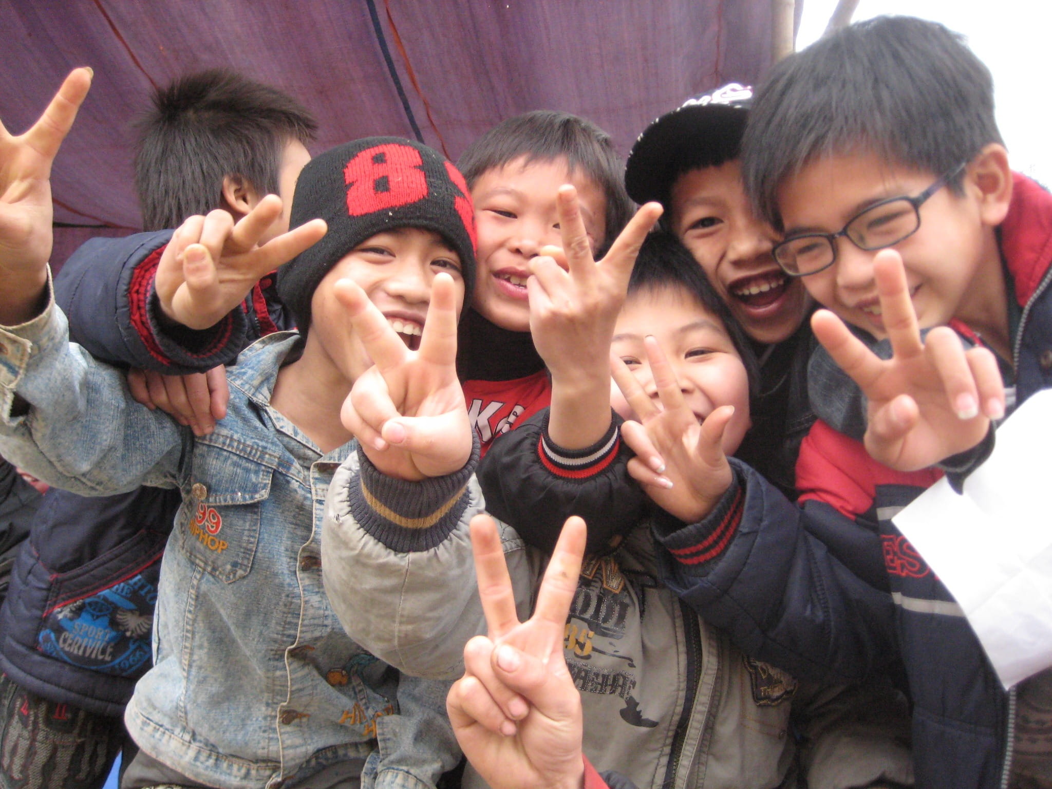 looking at camera, human body part, casual clothing, hand gesture, portrait, happy, sign, Boys, gesturing, 1080P, hand sign, peace signs, peace sign - gesture, HD Wallpaper