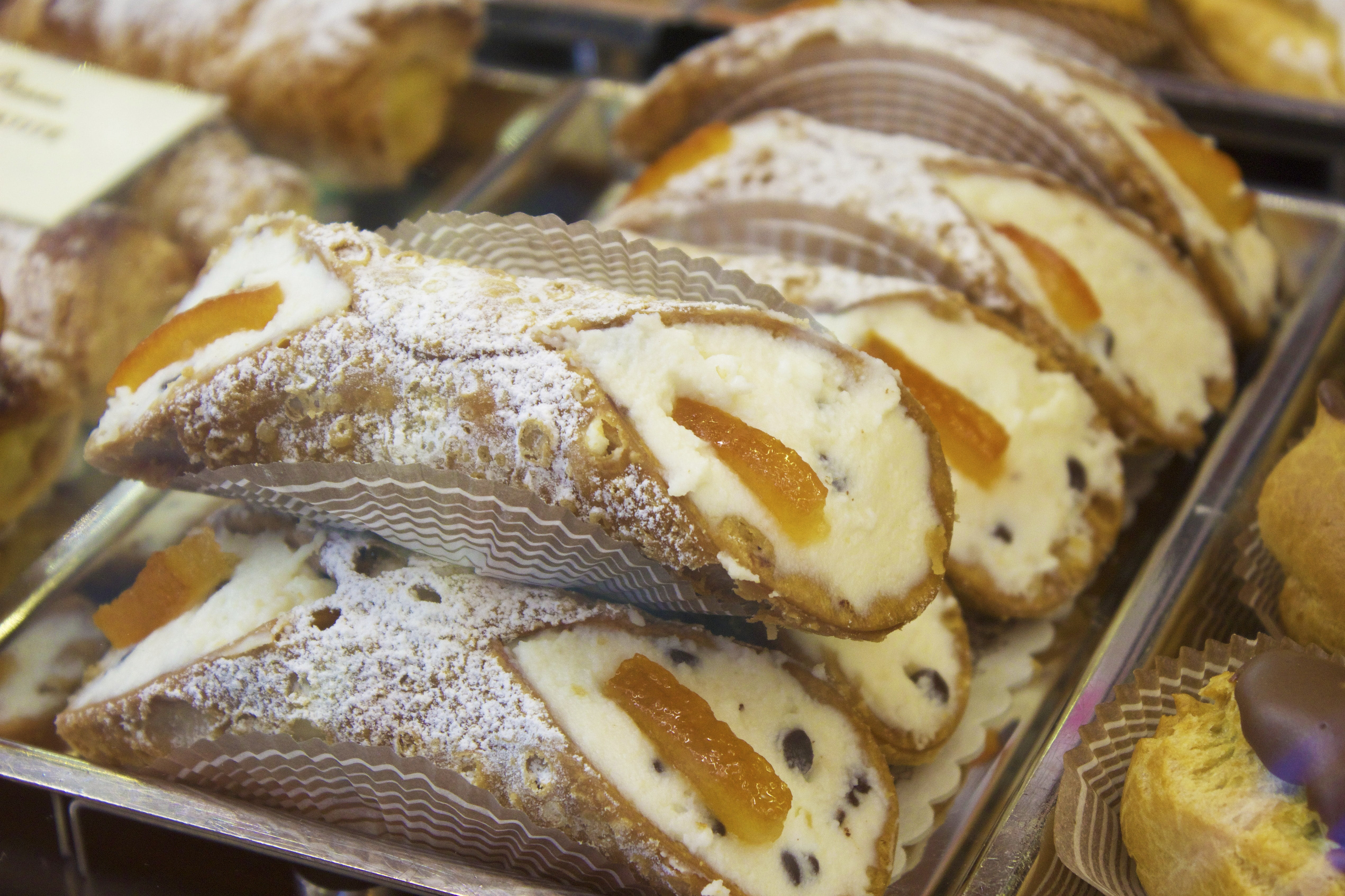 wellbeing, bread, indulgence, dessert, tray, container, sweet food, healthy eating, store, indoors, food, retail, ready-to-eat, pastry, cannoli, cream, HD Wallpaper