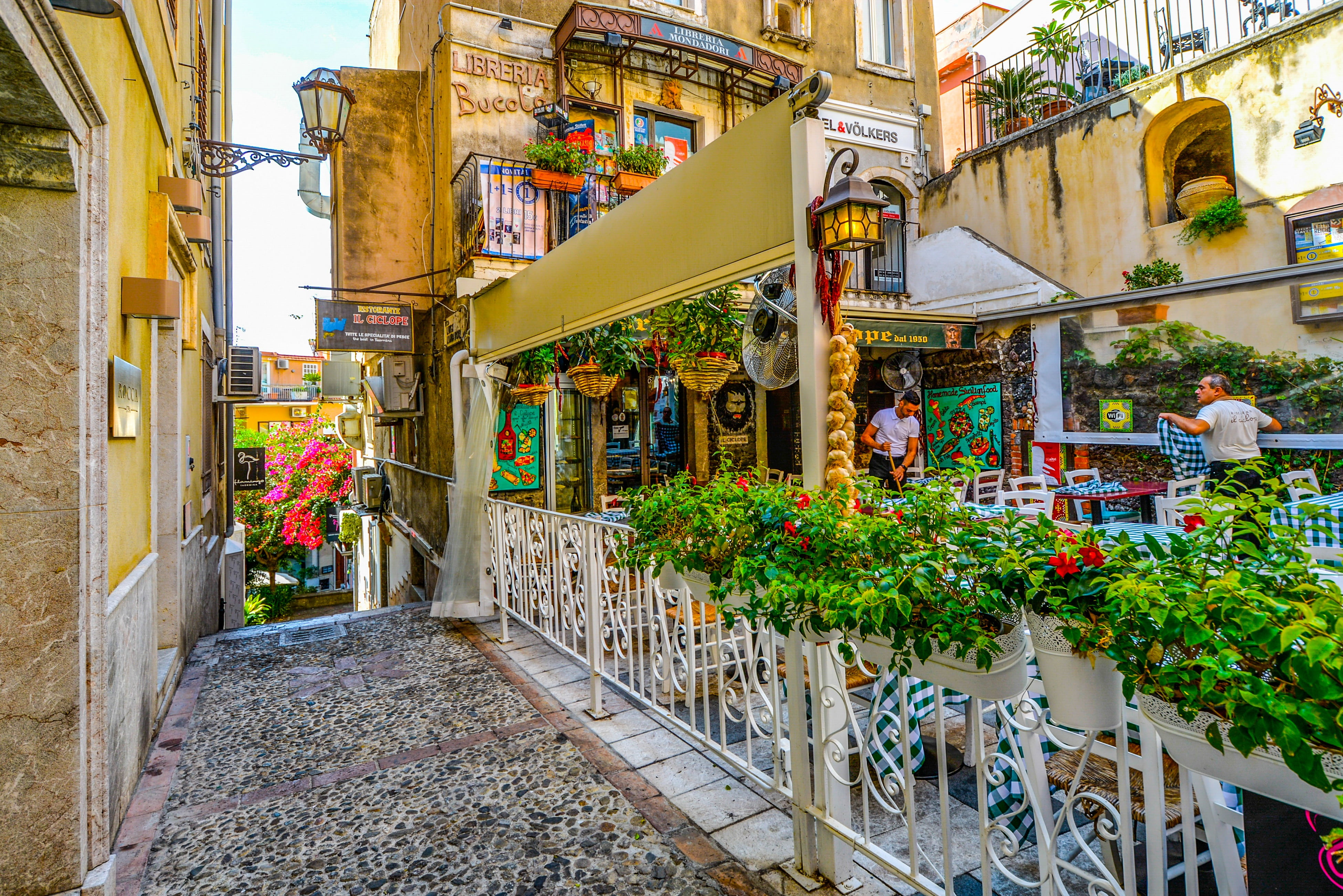 built structure, group of people, incidental people, cultures, people, street, day, alley, exterior, store, business, men, cityscape, building exterior, HD Wallpaper