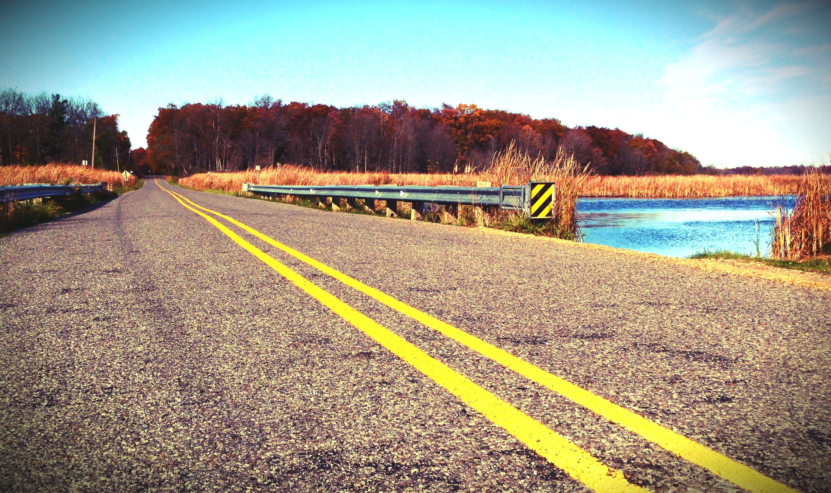 diminishing perspective, 2K, water, street, yellow, highway, perspective, future, outdoors, beauty in nature, way, path, ahead, journey, empty, day, country road, HD Wallpaper