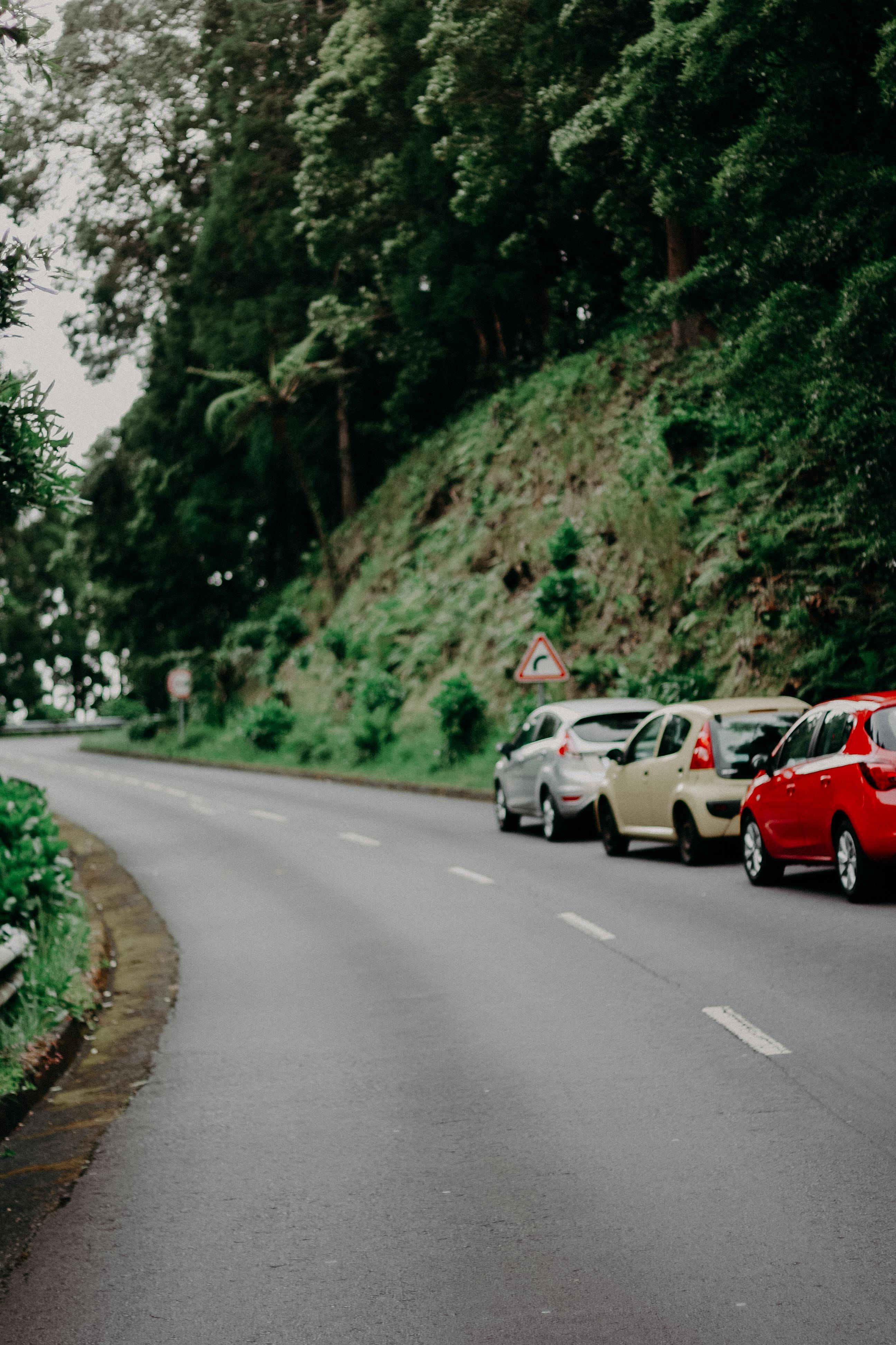 parked cars, transportation, nature, road trip, curve, guidance, expressway, the way forward, vehicles, trees, day, three, traffic, transportation system, Phone HD Wallpaper