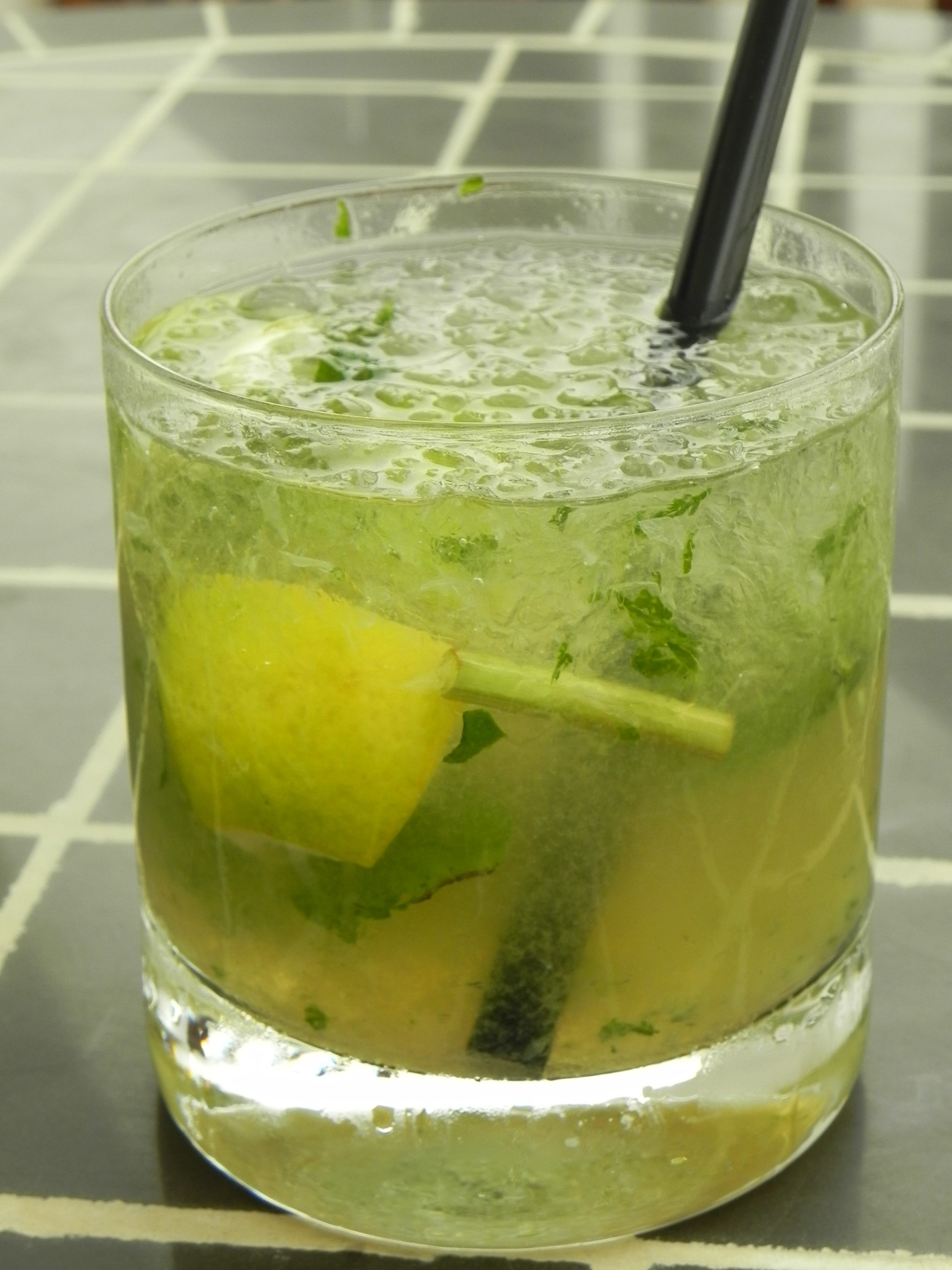 alcoholic, food, bar, drinking glass, freshness, refreshment, green color, 2K, mint leaf - culinary, food and drink, tray, high percentage, healthy eating, Phone HD Wallpaper