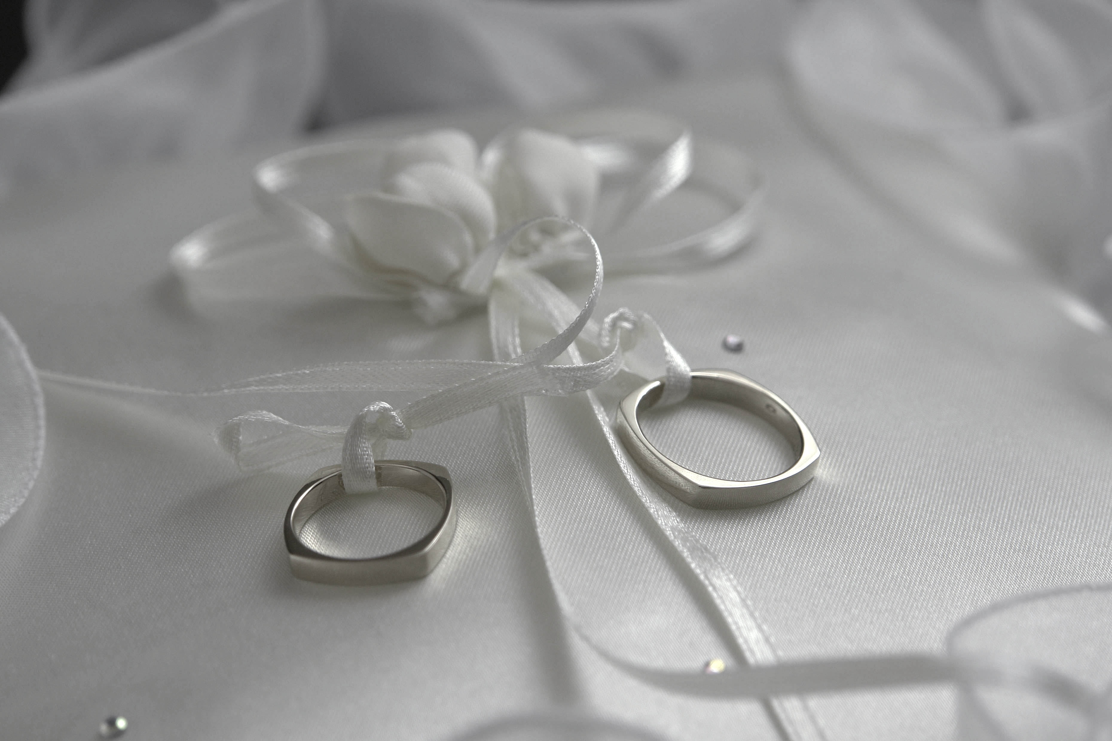 wedding Ring, indoors, jewelry, still life, event, dedication, white, textile, selective focus, life events, elegance, emotion, two, personal accessory, HD Wallpaper